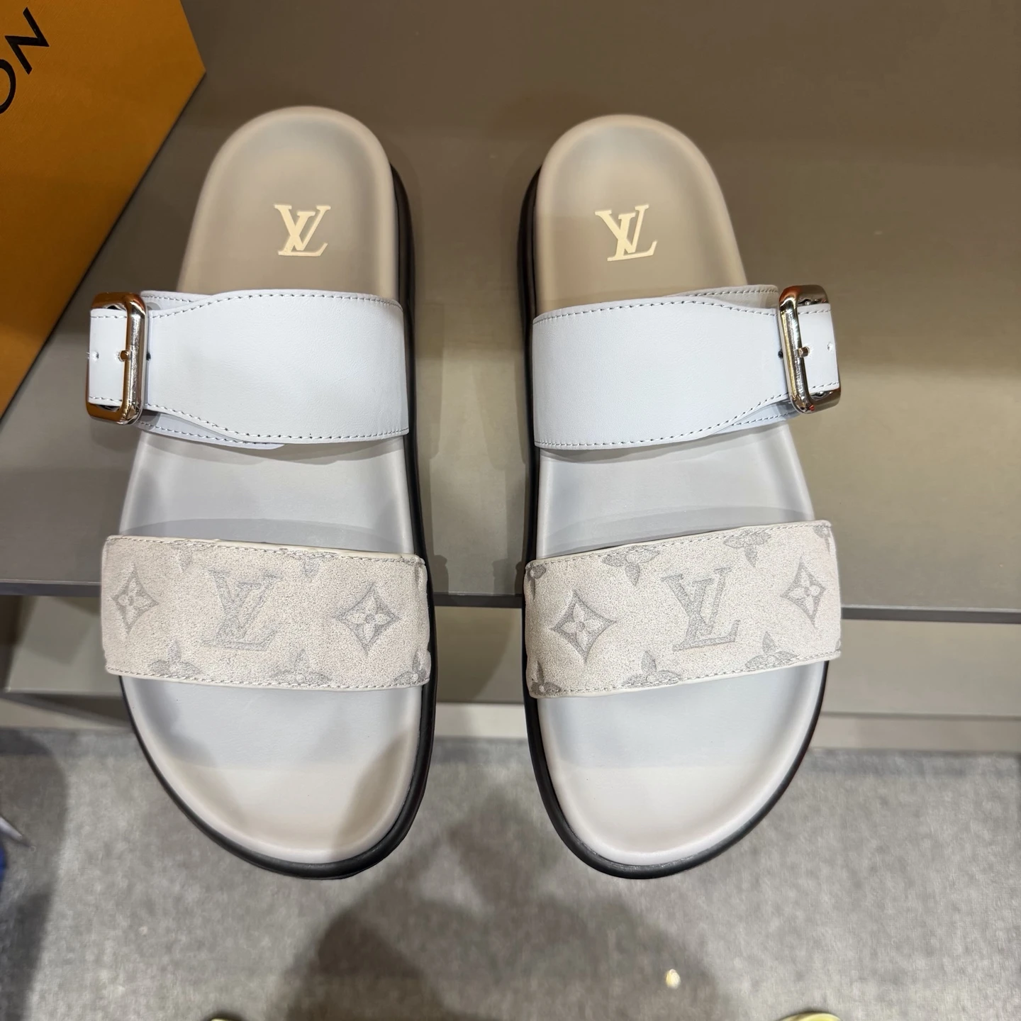 Louis Vuitton Slippers — ae1939b7