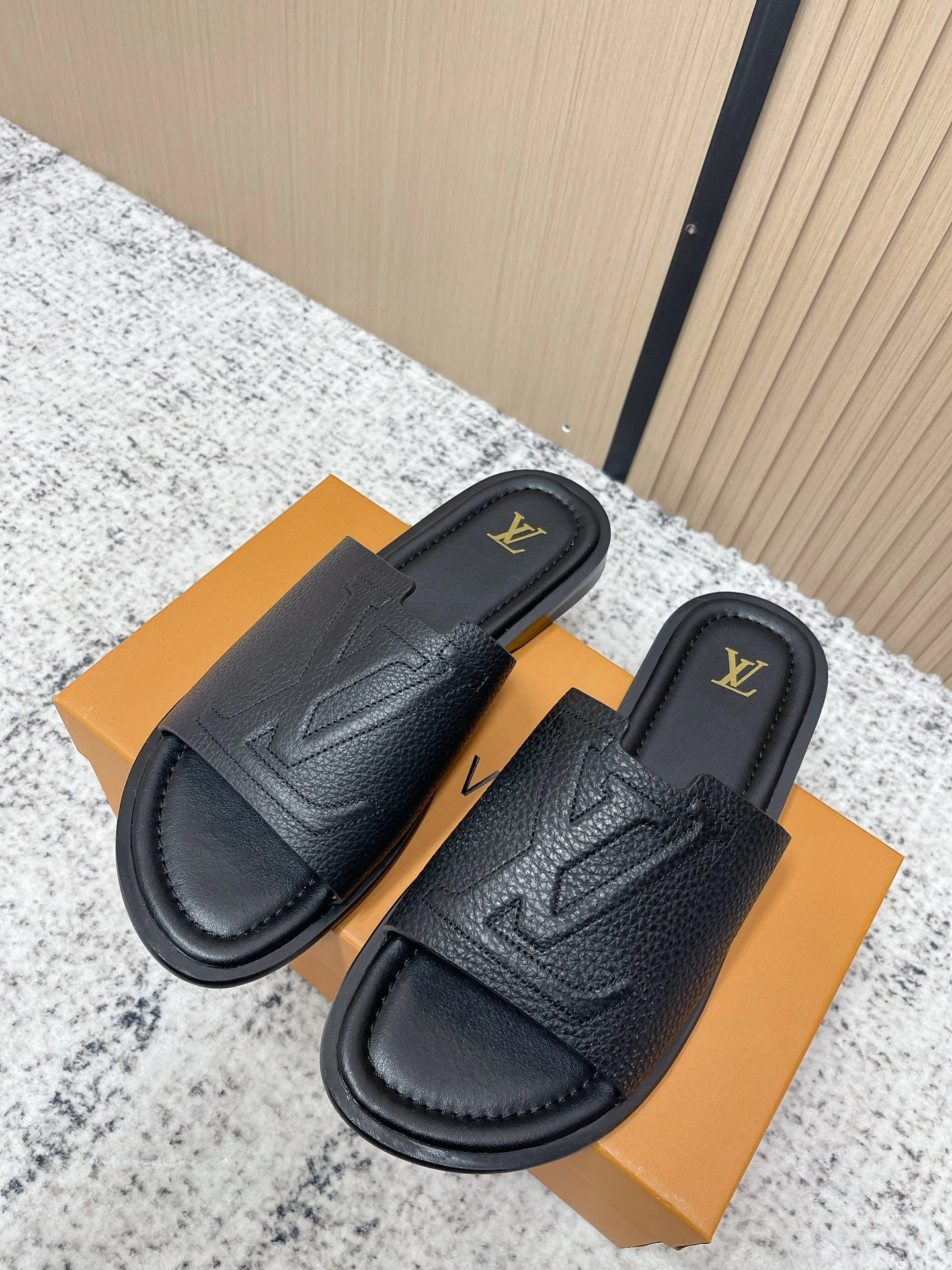 Louis Vuitton Slippers — 49727e9e