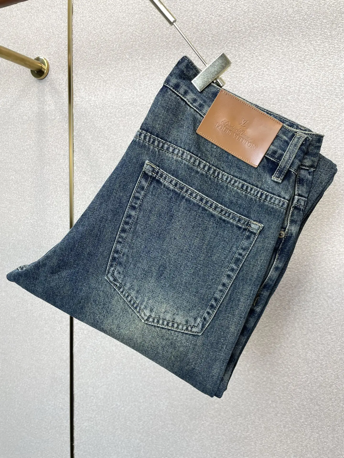 Louis Vuitton Jeans — 43710655