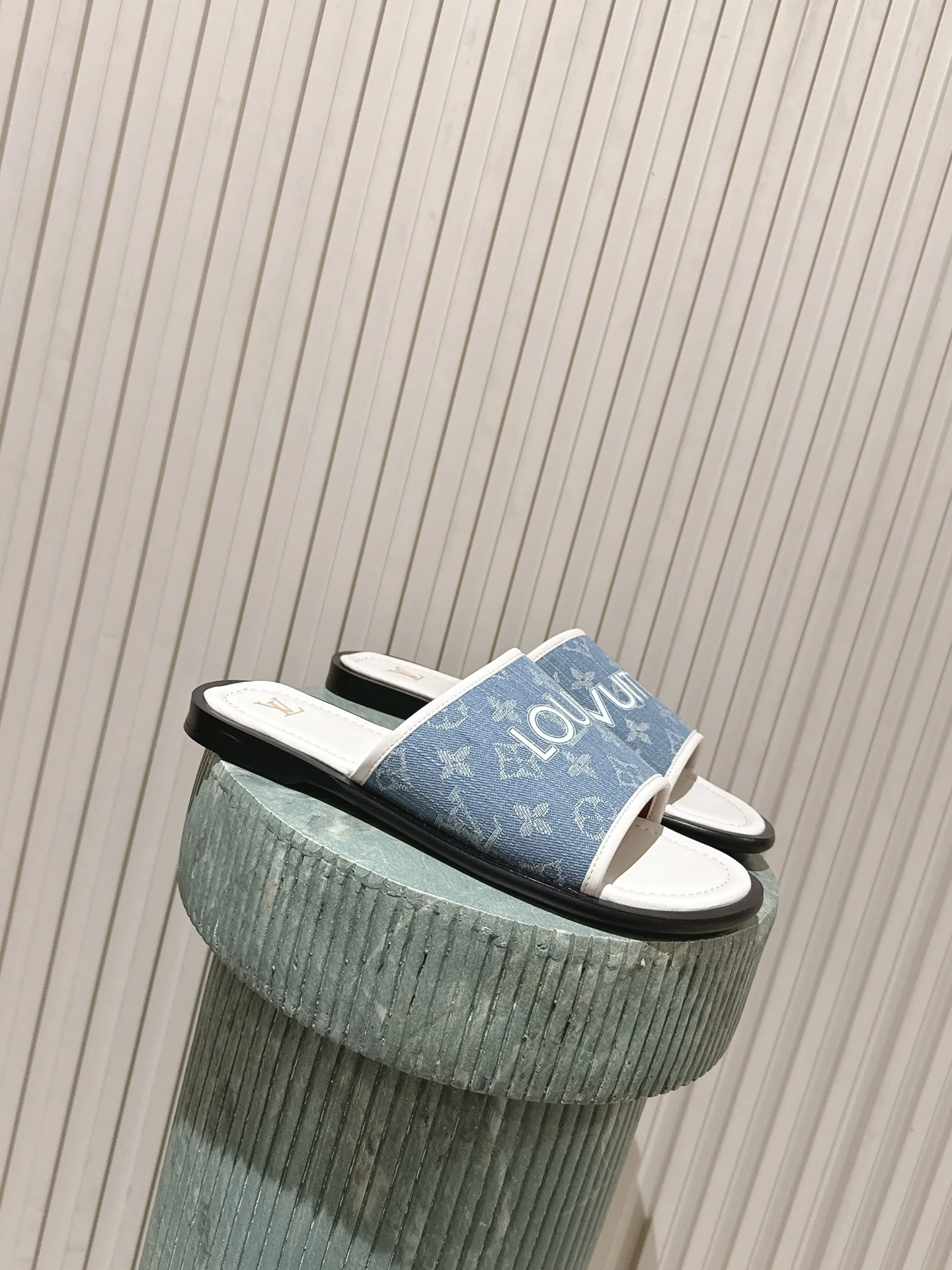 Louis Vuitton Slides — 222cadac