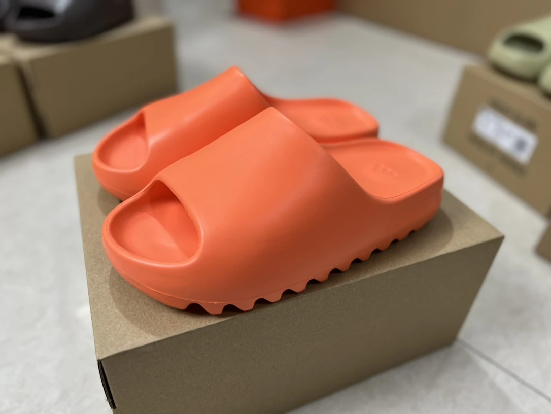 Adidas Slippers — 4e3d5d09