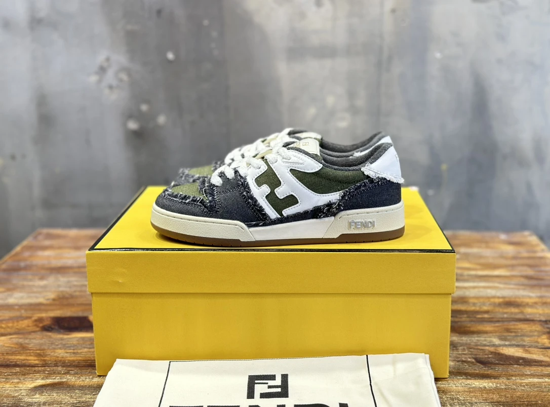 Fendi Sneakers — 5738de35
