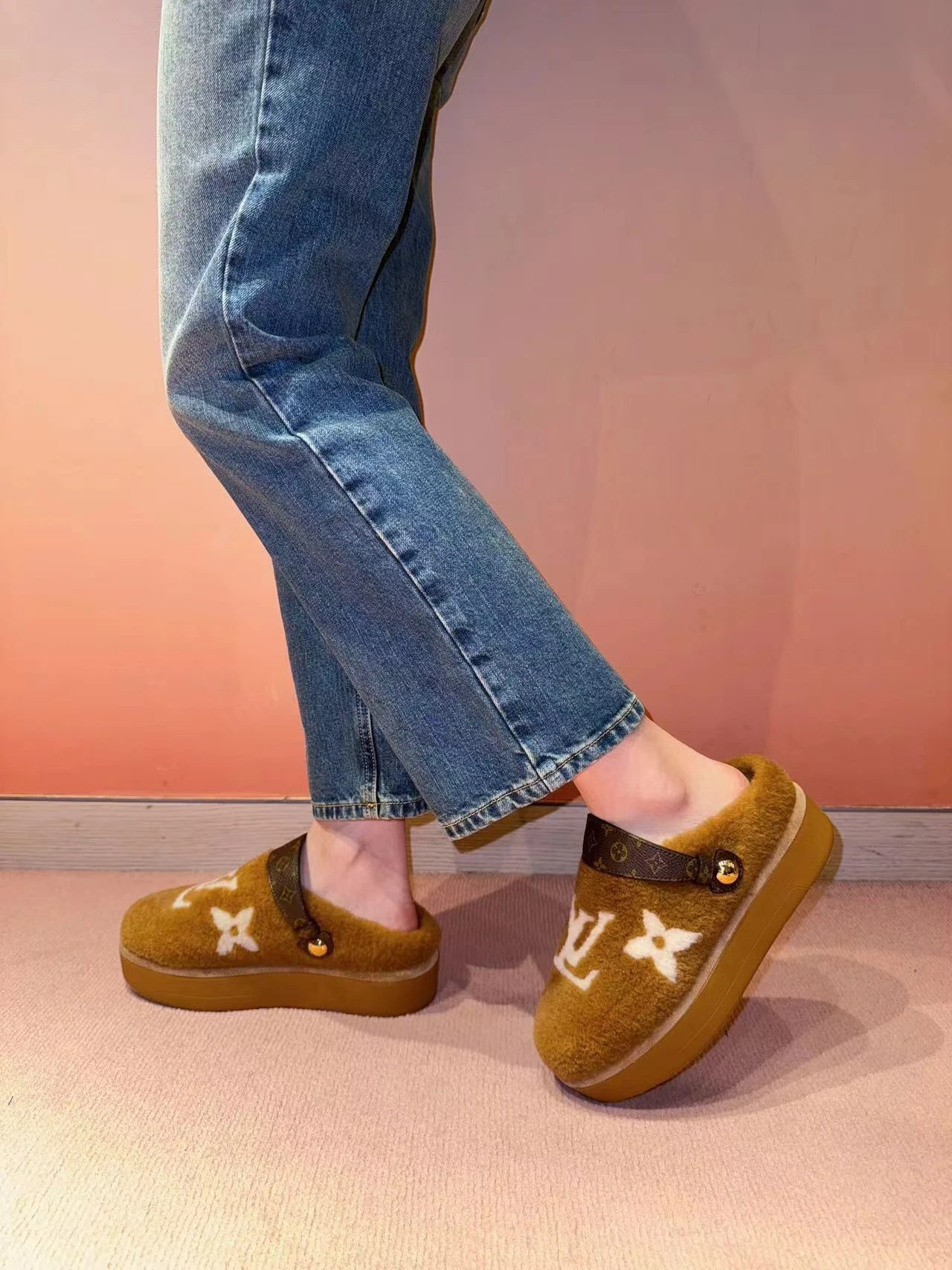 Louis Vuitton Slippers — 05fa67ab