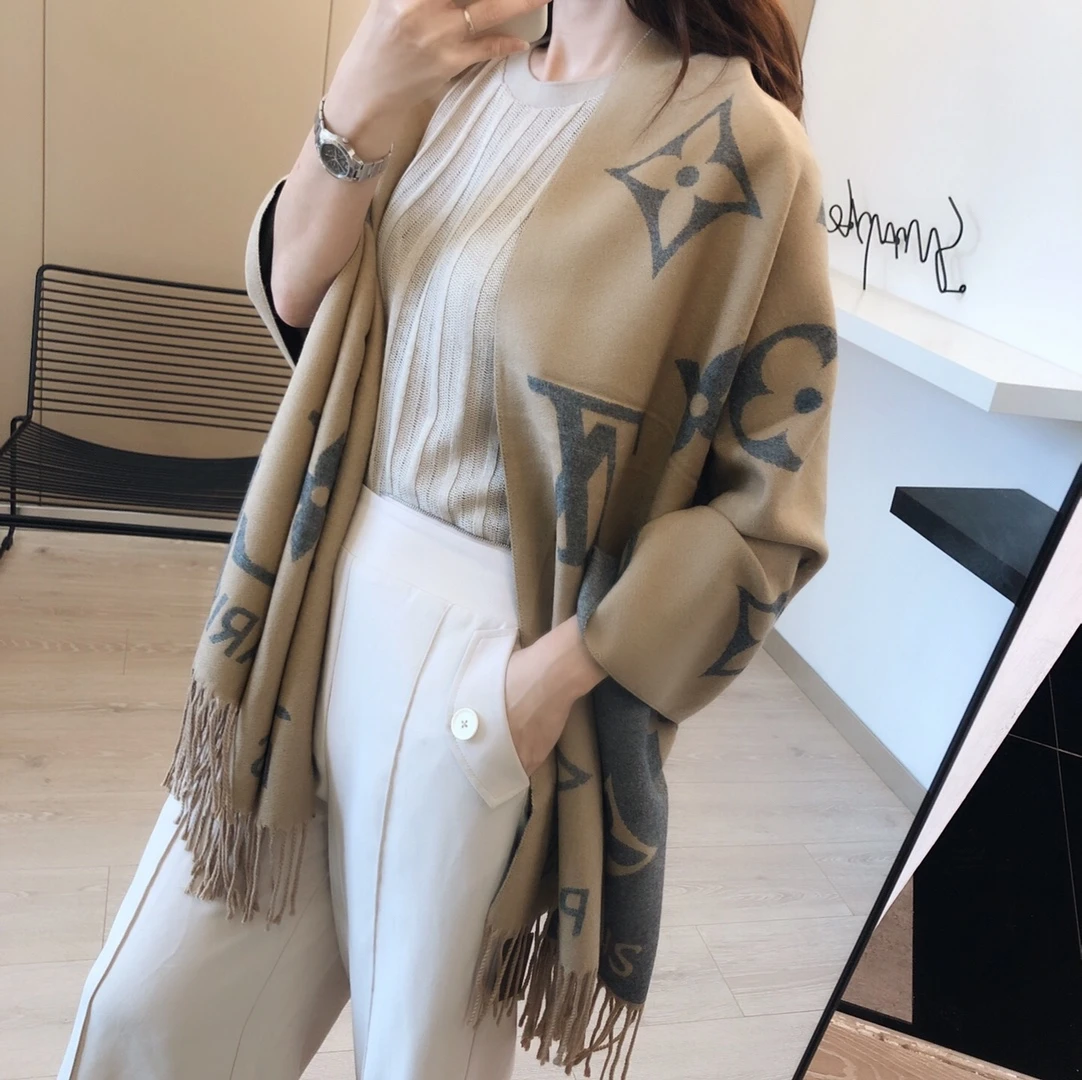 Louis Vuitton Scarves — 92ed4dcb