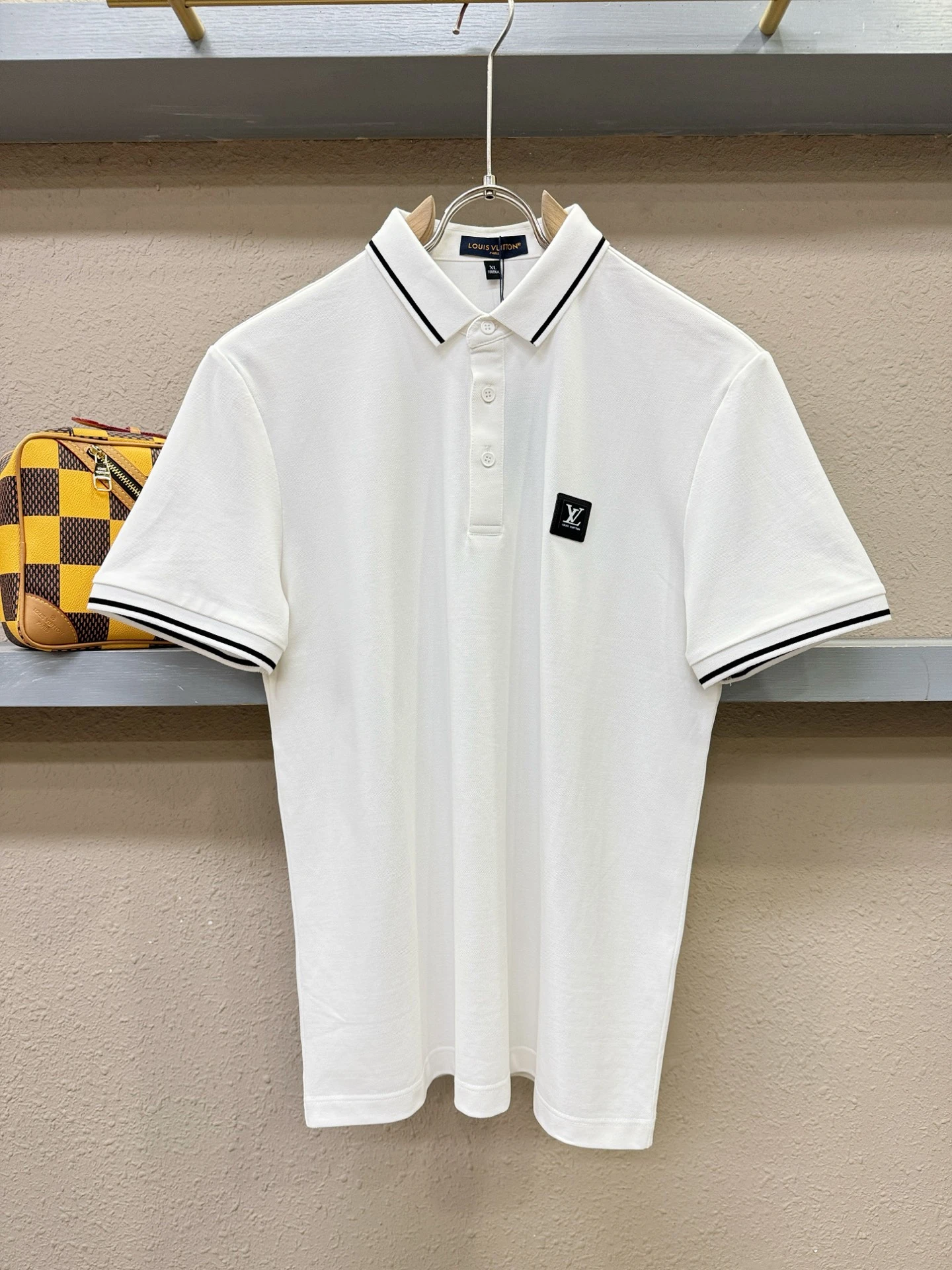 Louis Vuitton T-Shirt — a21c7842