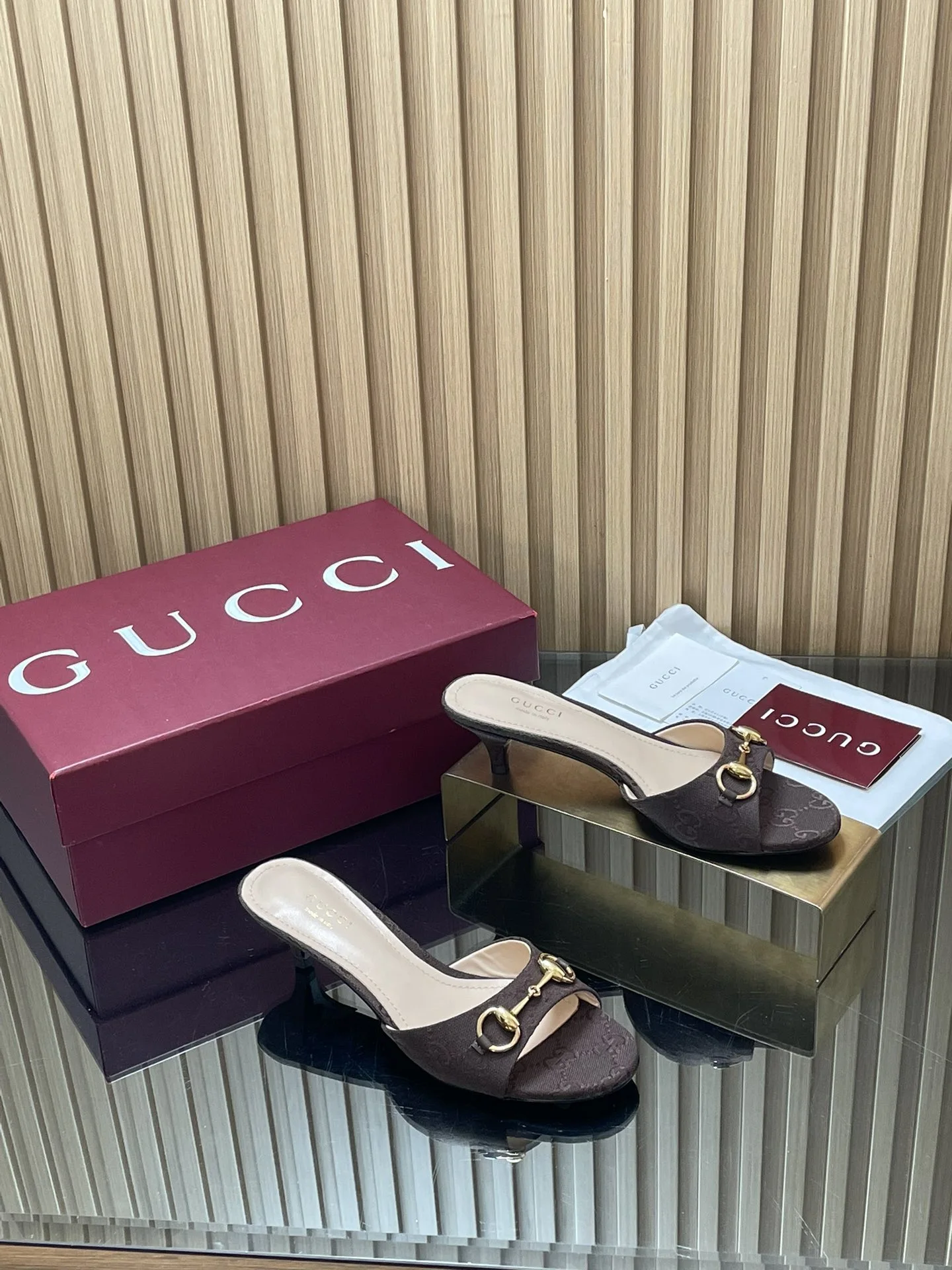 Gucci Slippers — f1801989