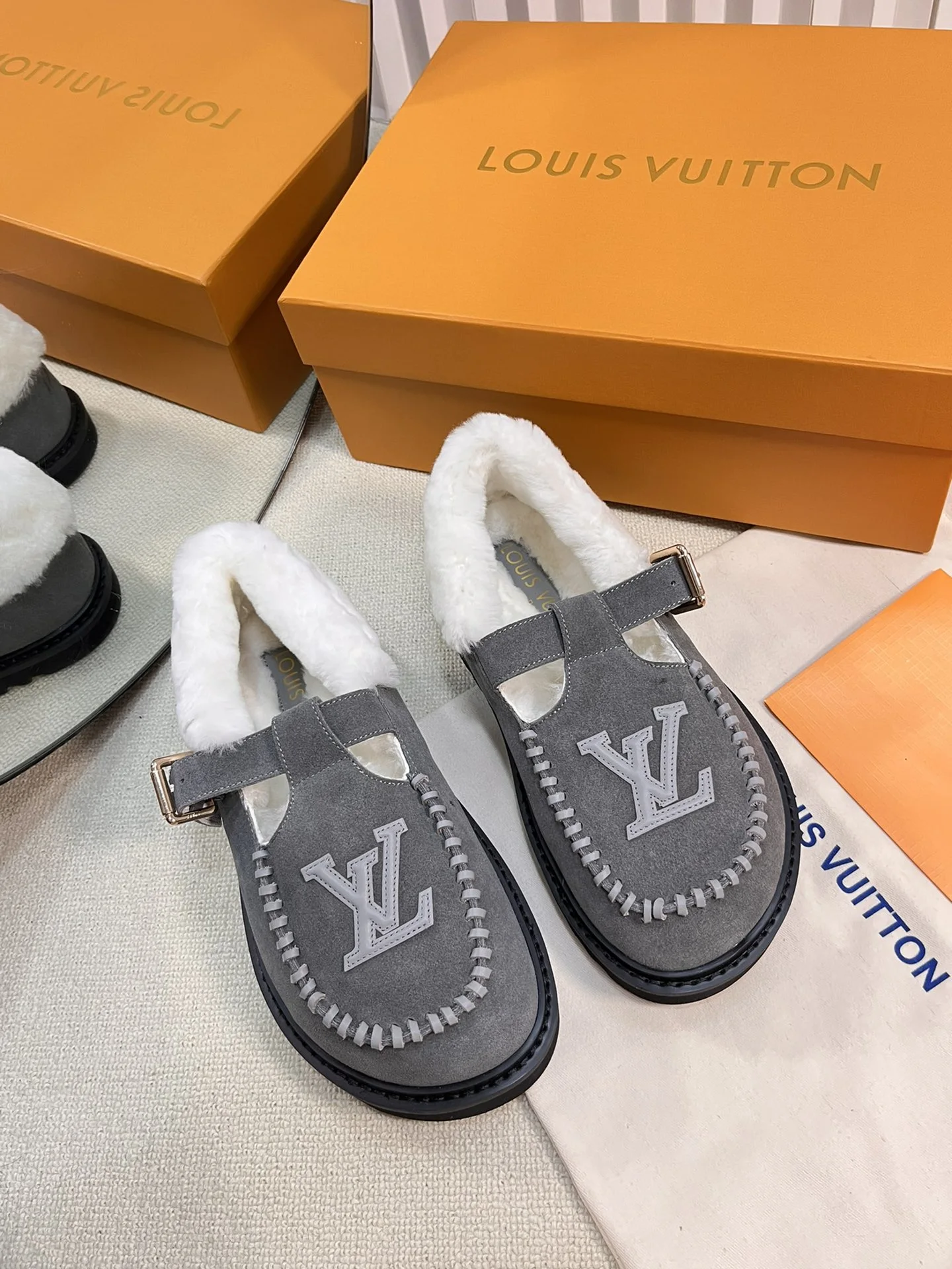 Louis Vuitton Slippers — 1f919b7e
