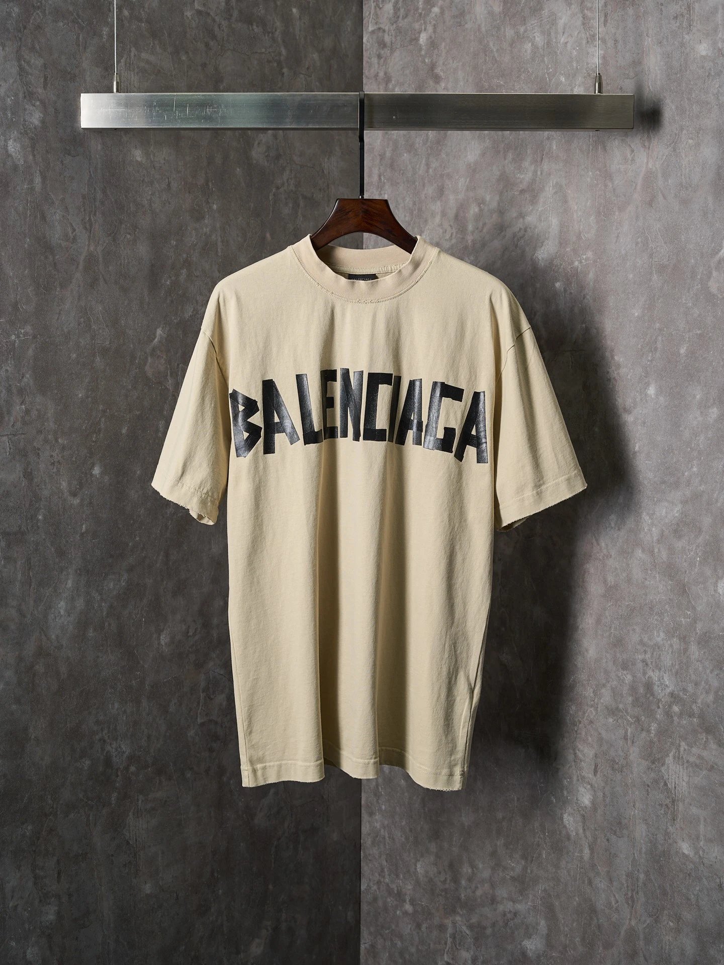 Balenciaga T-Shirt — 69b3756f
