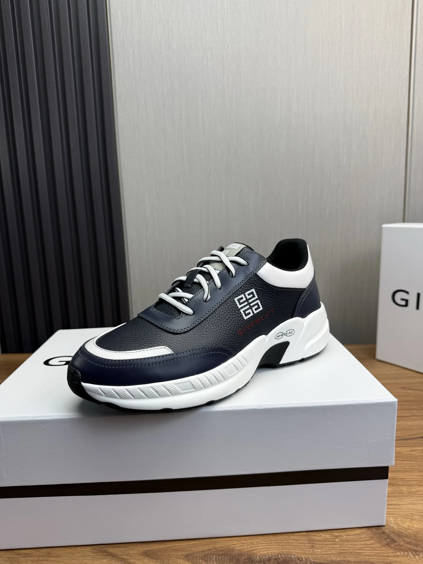 Givenchy Sneakers — 26b63057