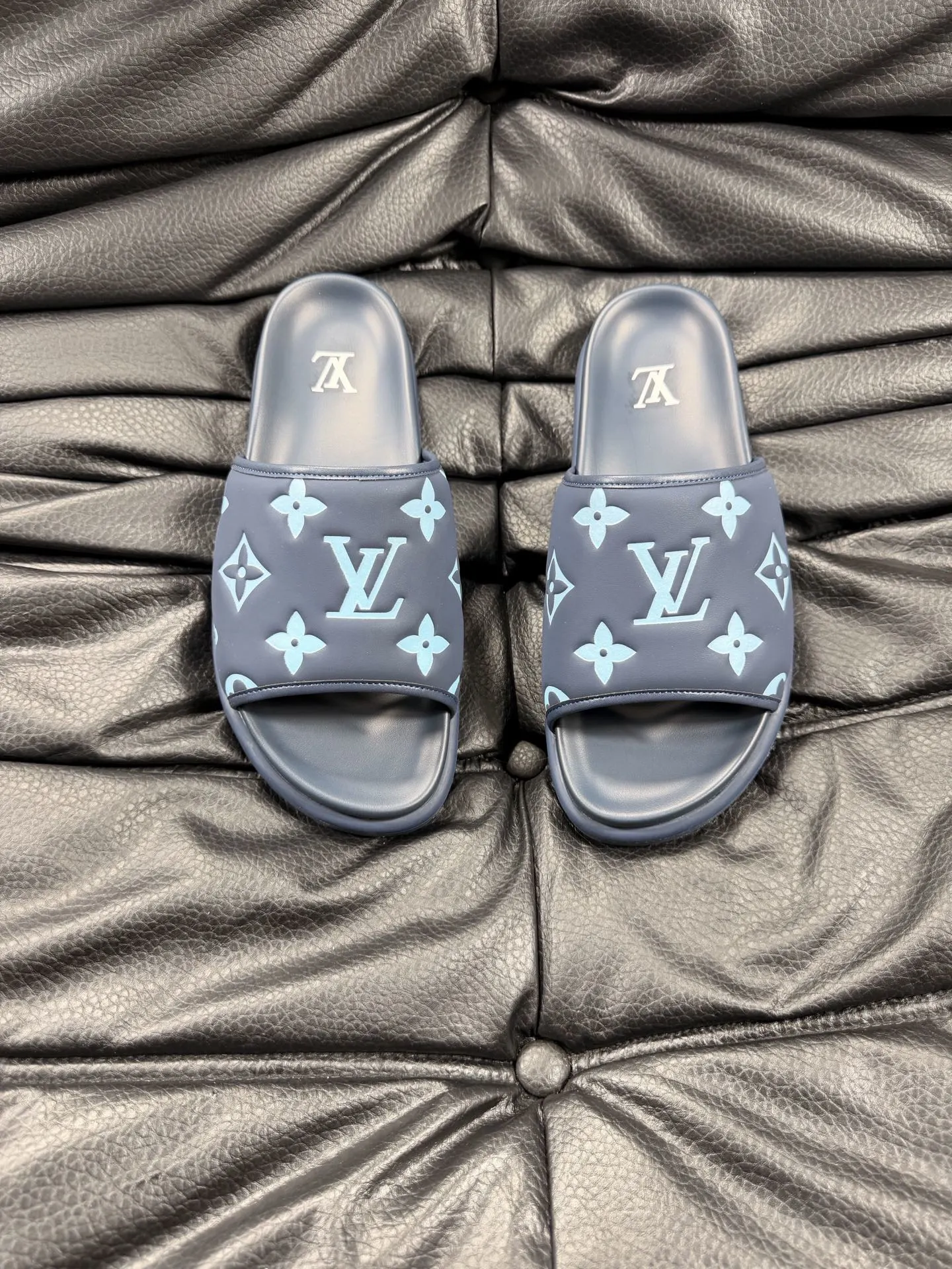Louis Vuitton Slippers — 43b22c0b