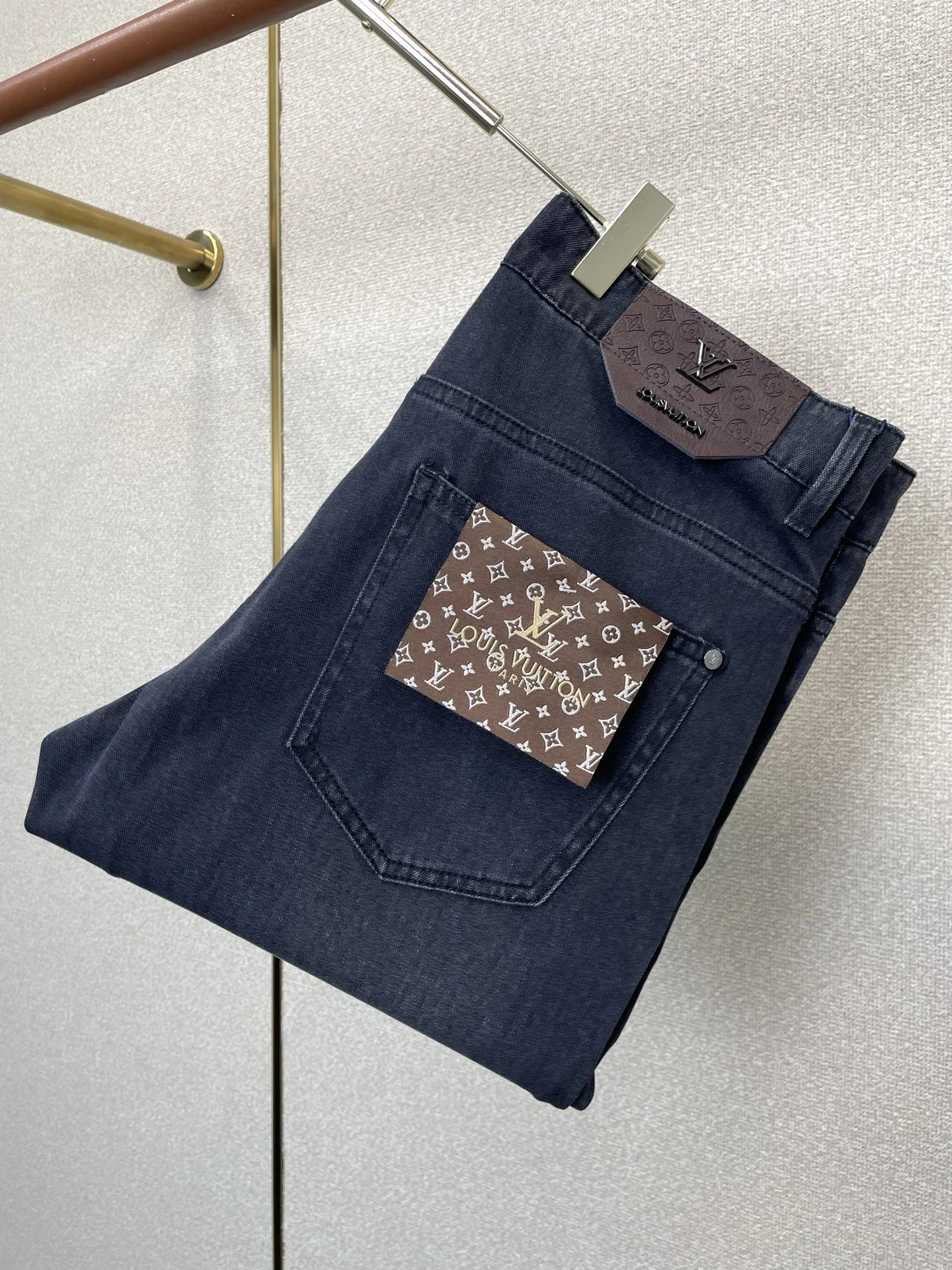 Louis Vuitton Jeans — 64037186