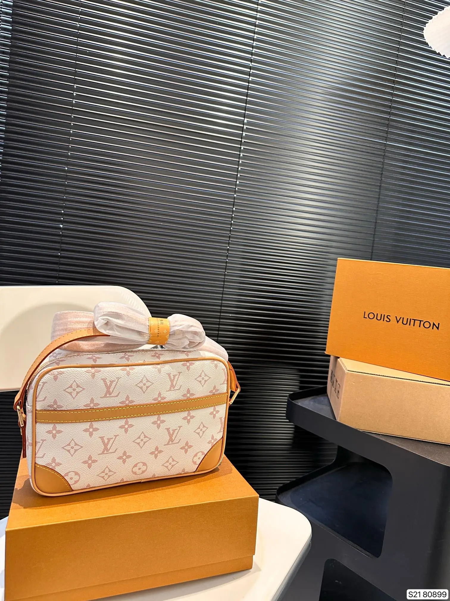 Louis Vuitton Bag — 8ad68f62