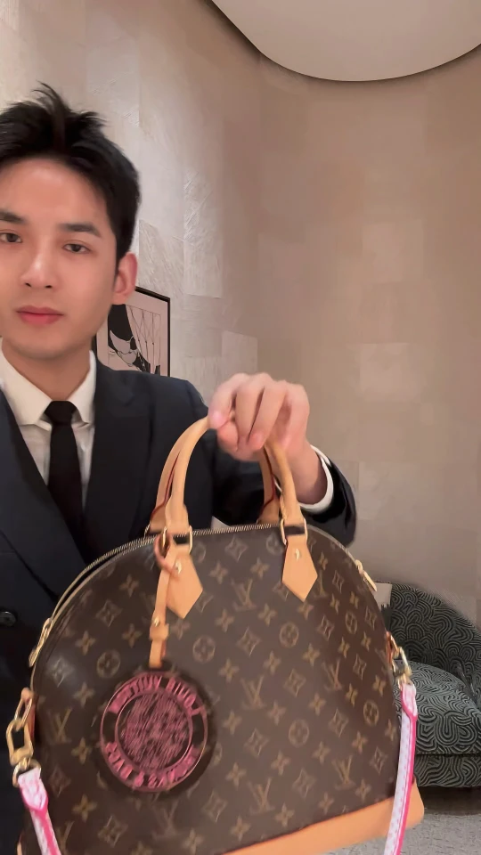 Louis Vuitton Bag — 93f71f1f