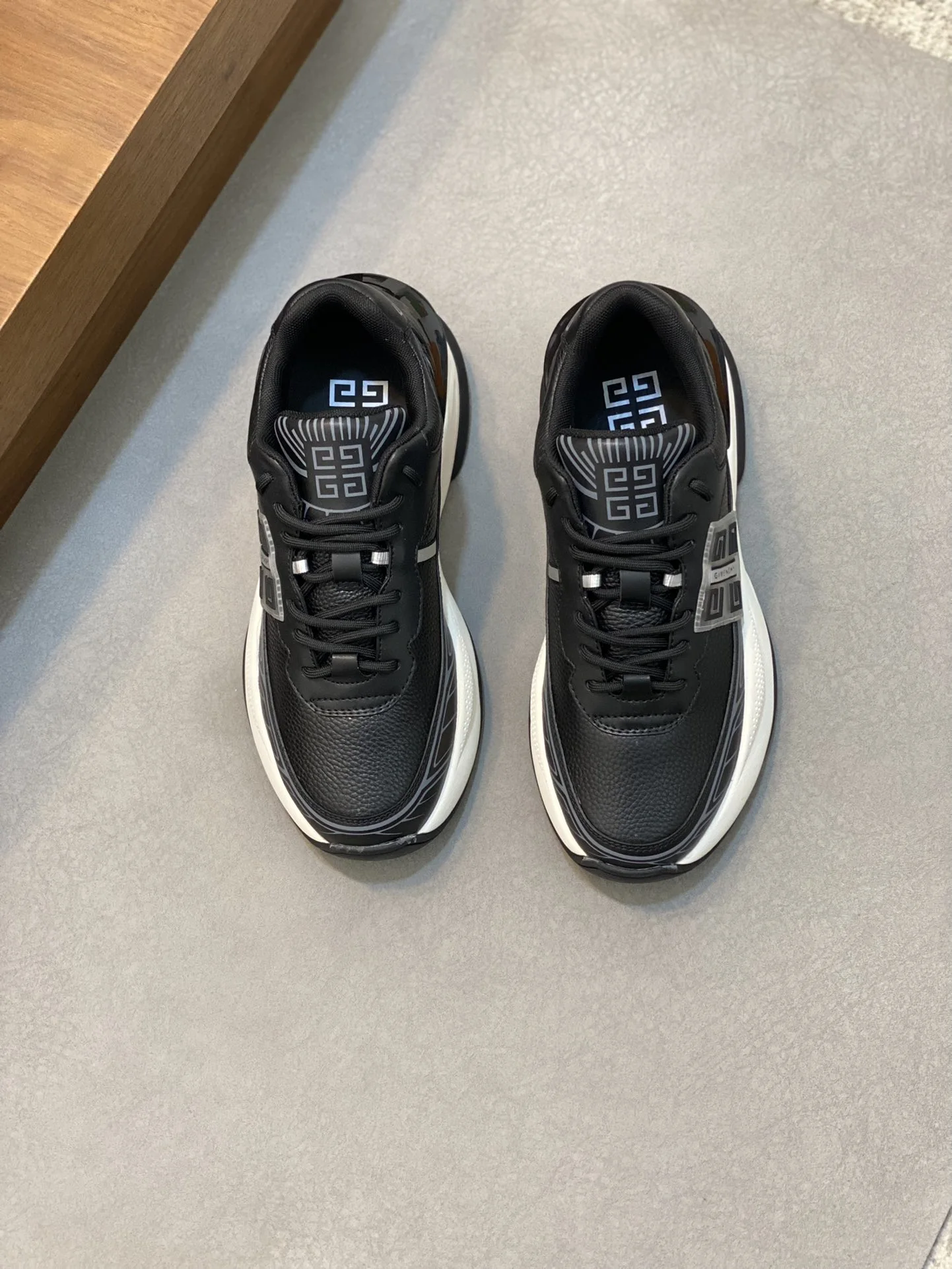 Givenchy Sneakers — 6b41b50c