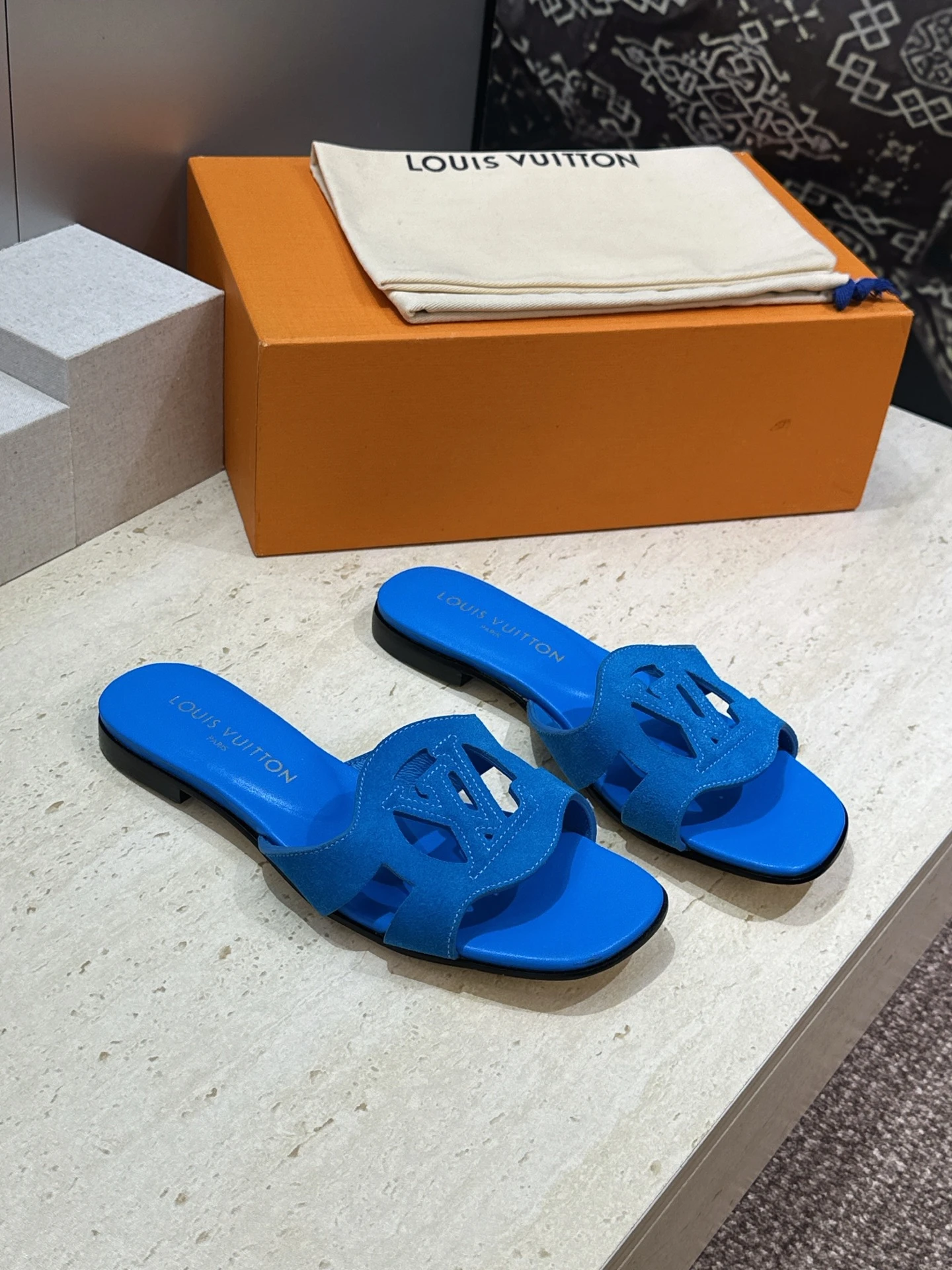 Louis Vuitton Slippers — e5e96f9c