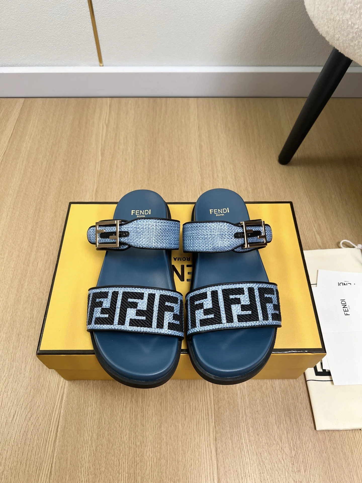 Fendi Slippers — d6f930b2