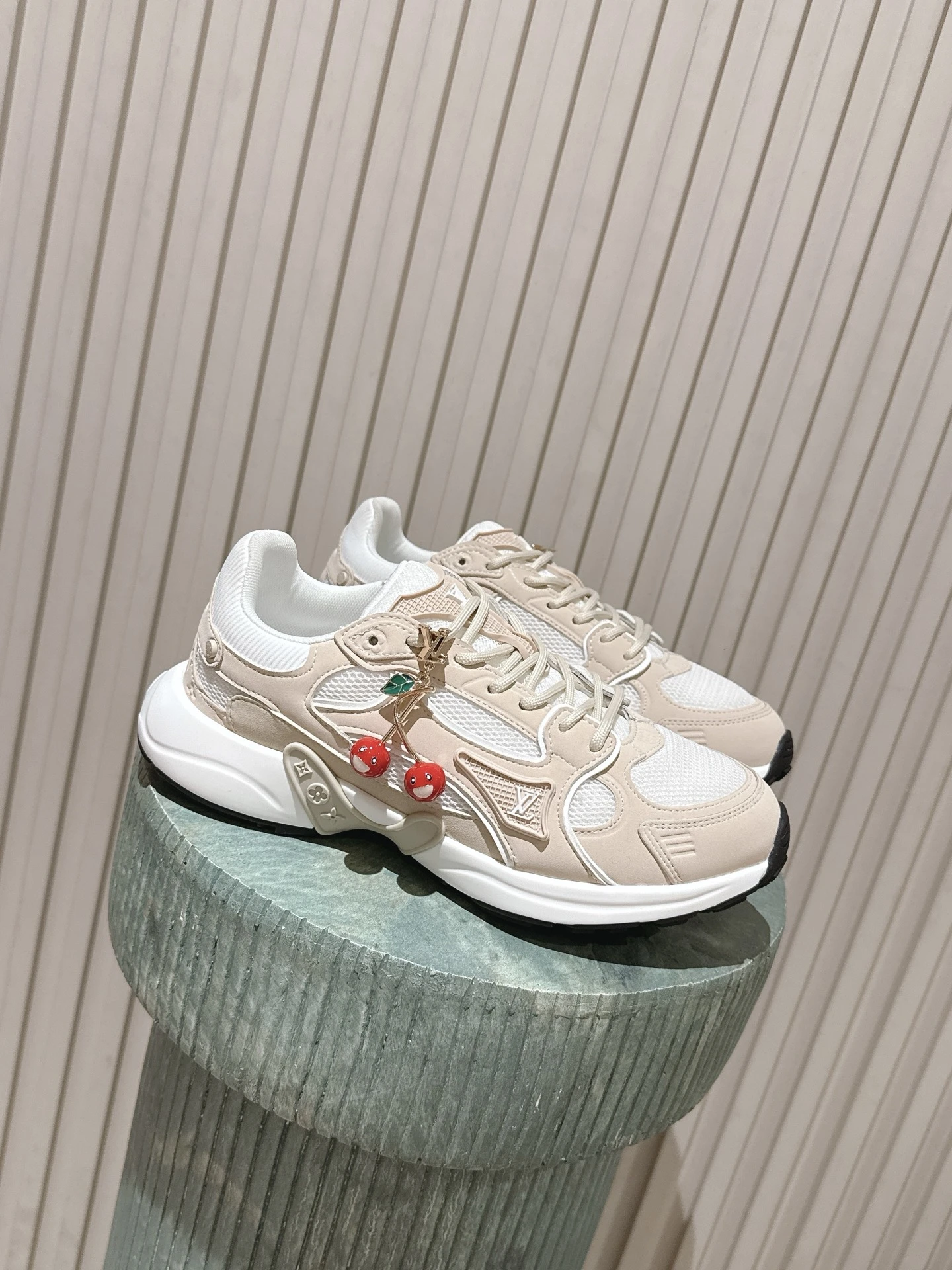 Louis Vuitton Sneakers — 8b9bb0ef