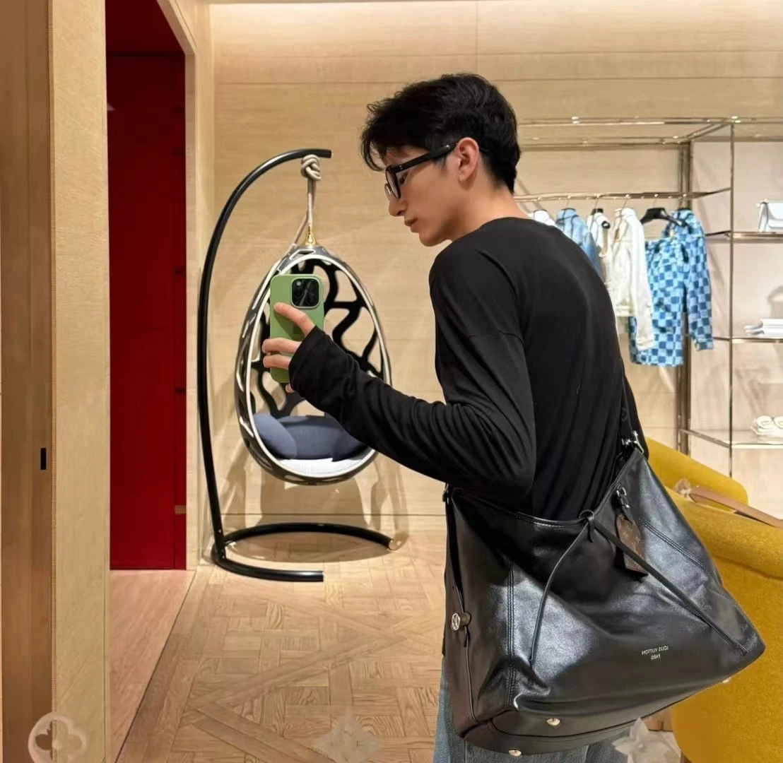 Louis Vuitton Bag — ee69b59c