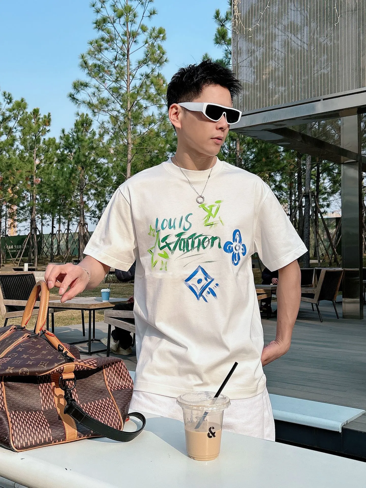 Louis Vuitton T-Shirt — b24f7e63