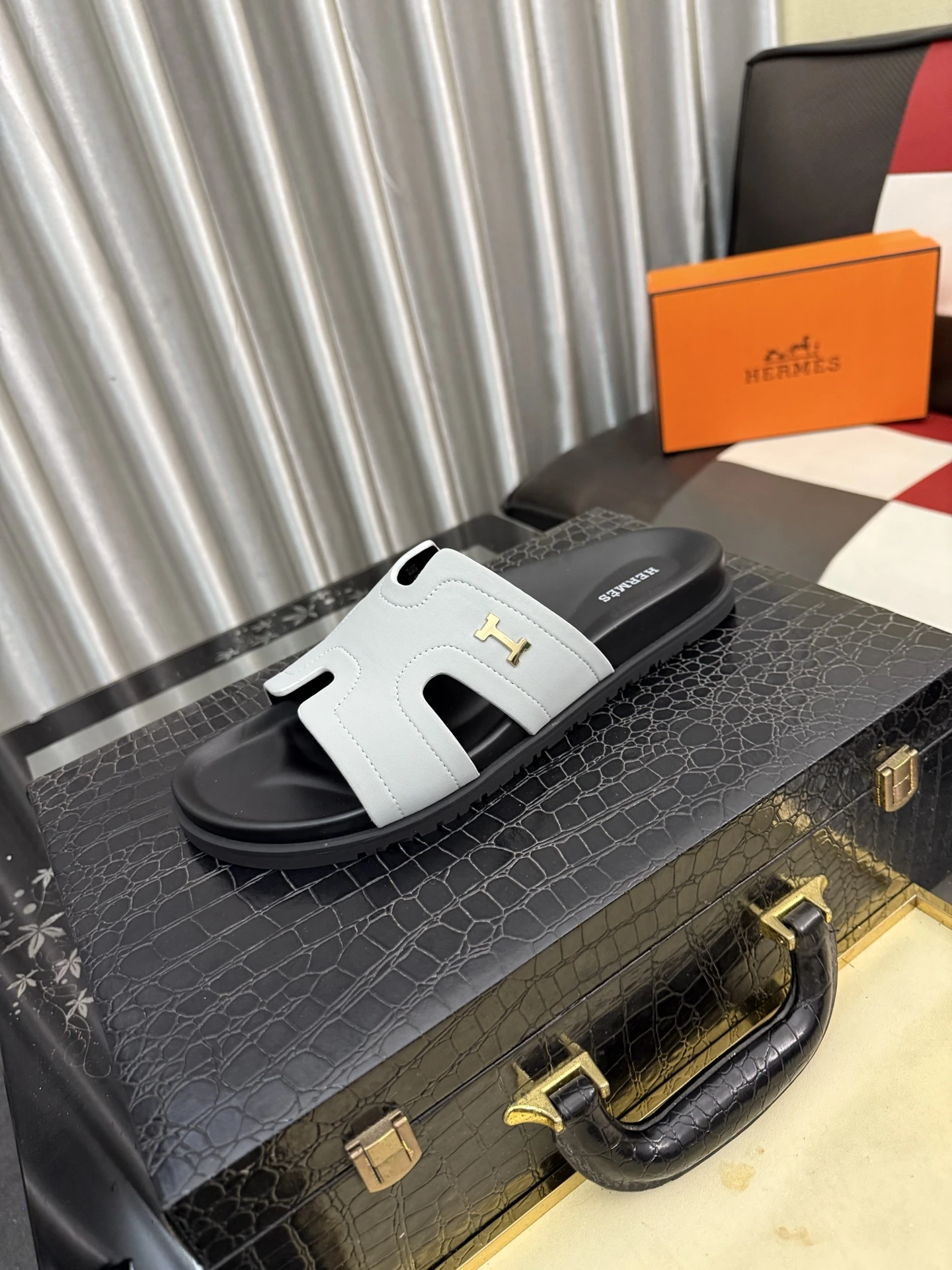 Hermès Slippers — 739b8e84