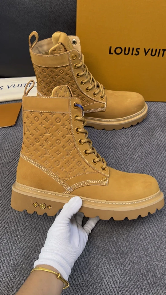 Louis Vuitton Sneakers — b3c0dfd0