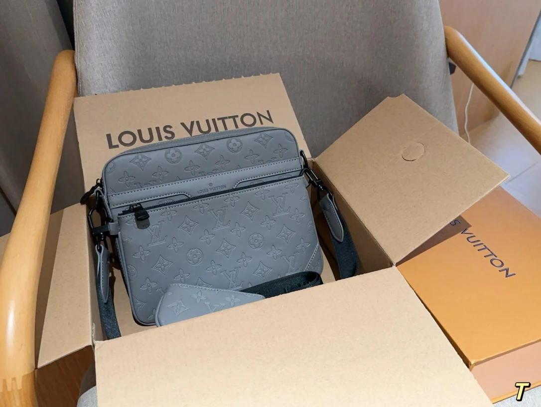Louis Vuitton Bag — b7d8c1e1