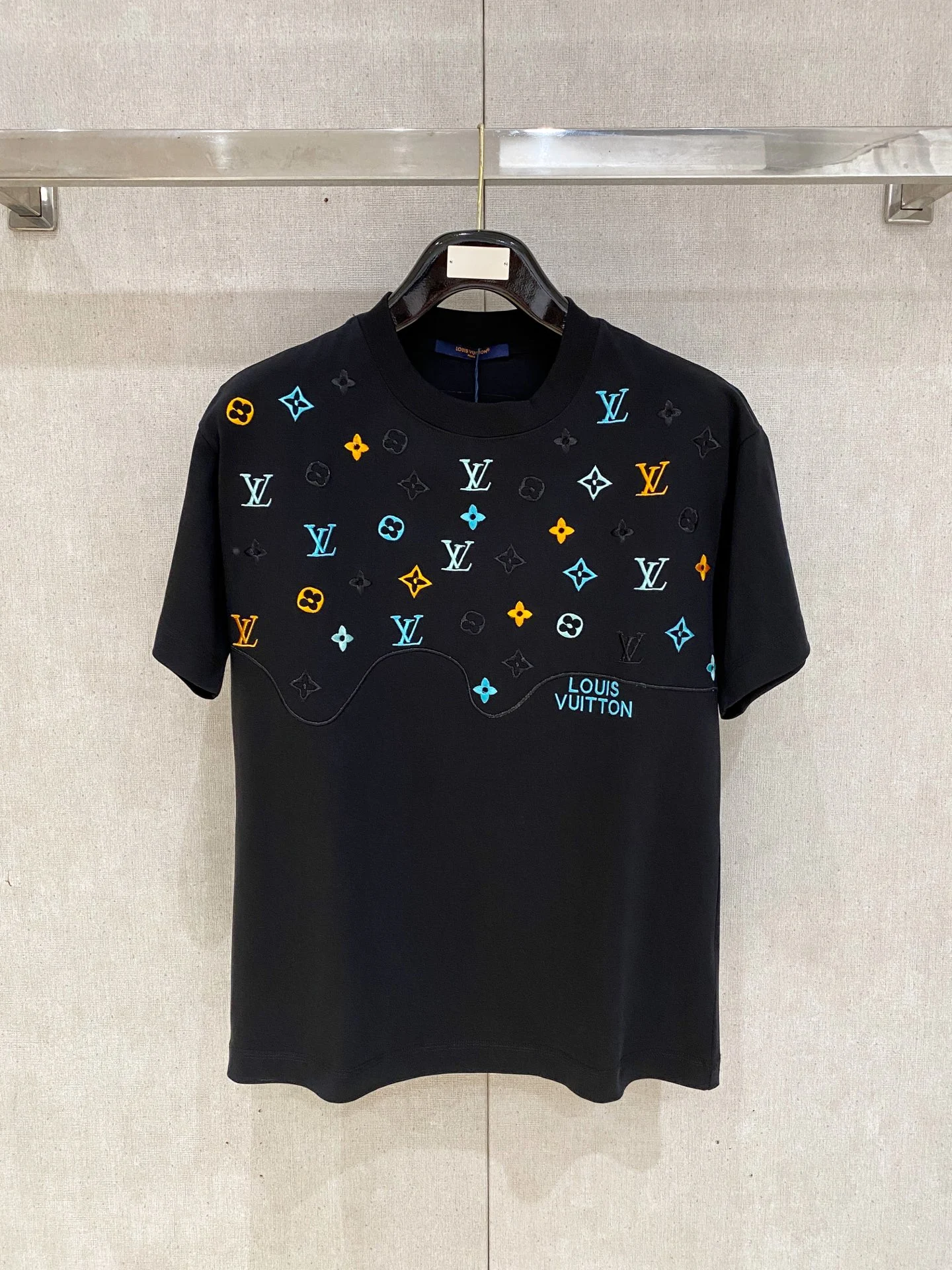 Louis Vuitton T-Shirt — 75c5bf1d