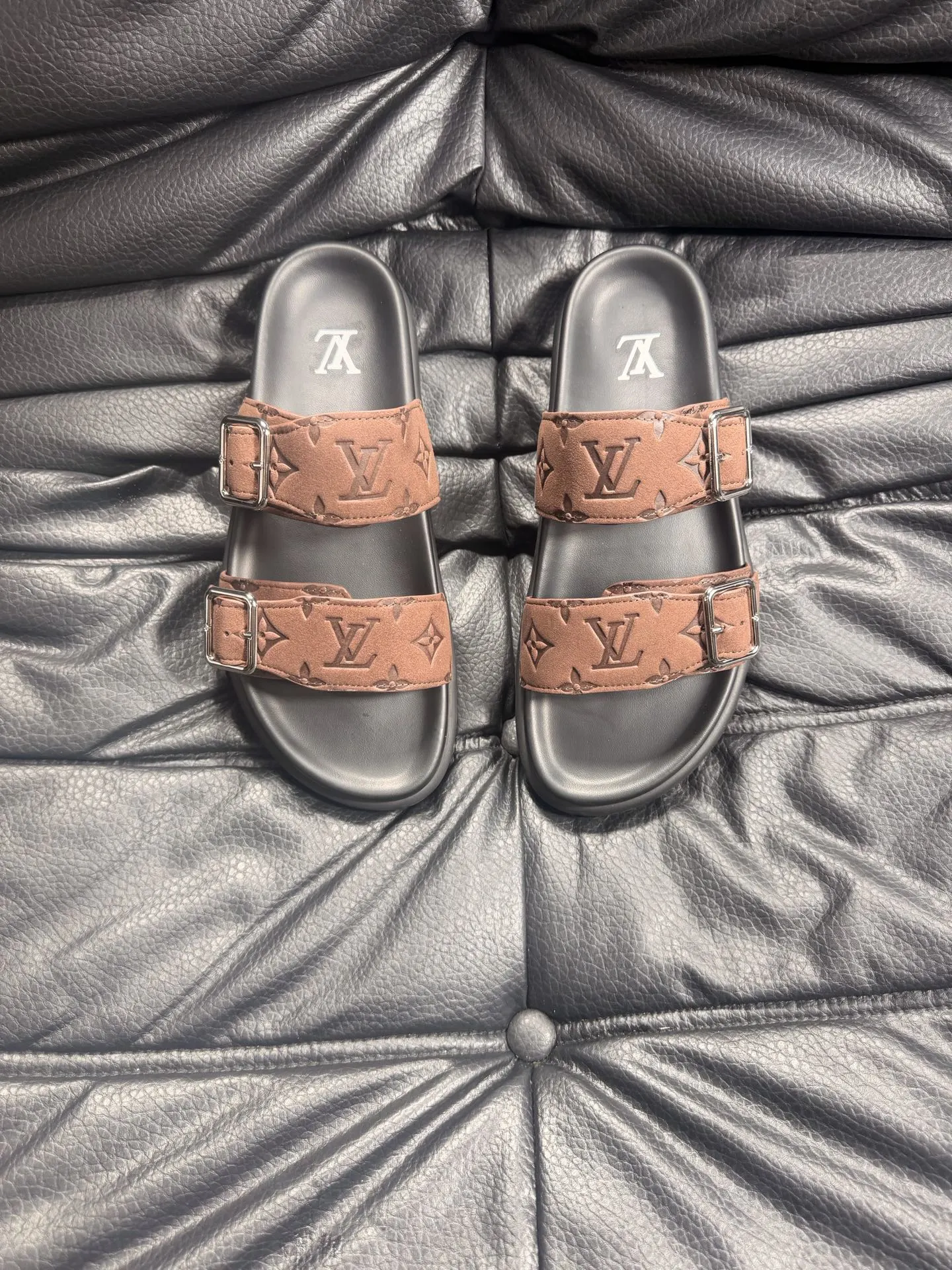 Louis Vuitton Slippers — ae117e71