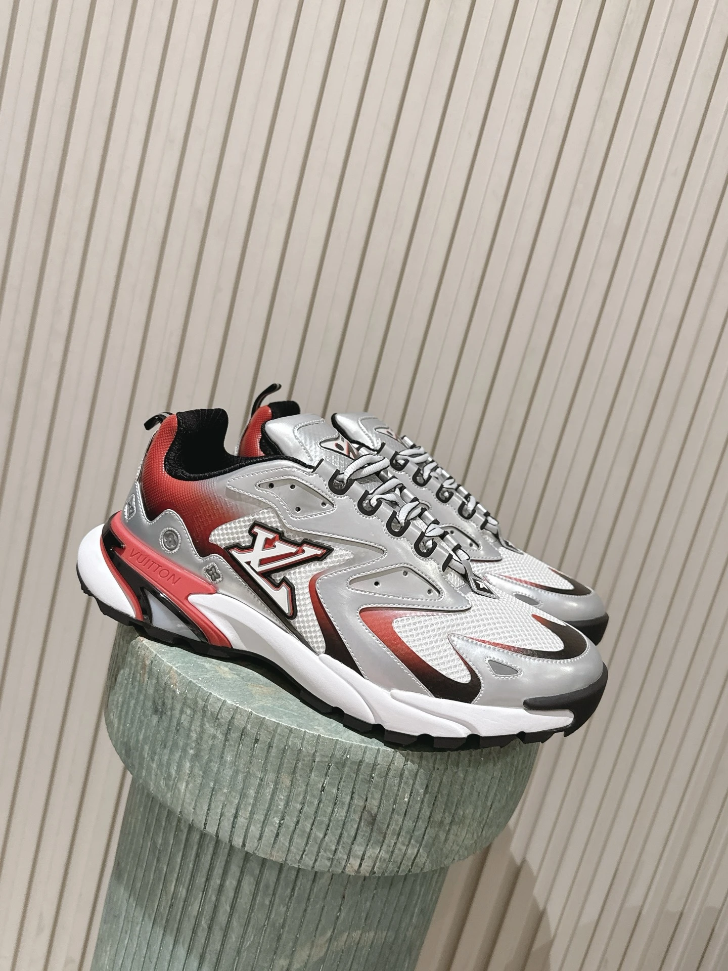 Louis Vuitton Sneakers — 2f4ff3b3