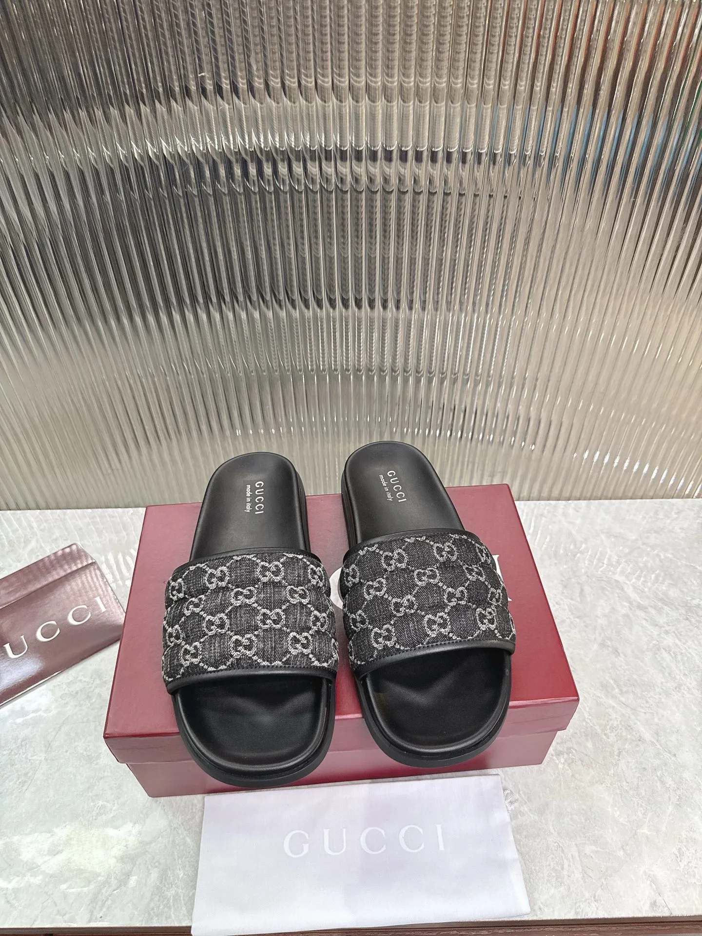 Slippers — e791a12a