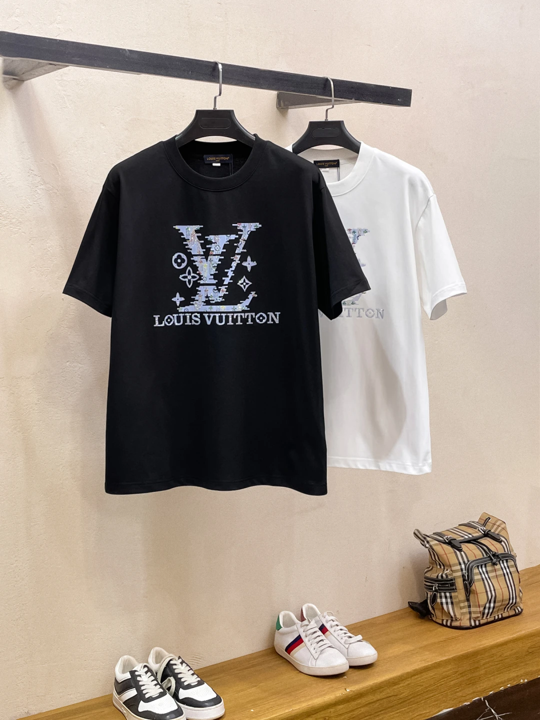 Louis Vuitton T-Shirt — 74301742
