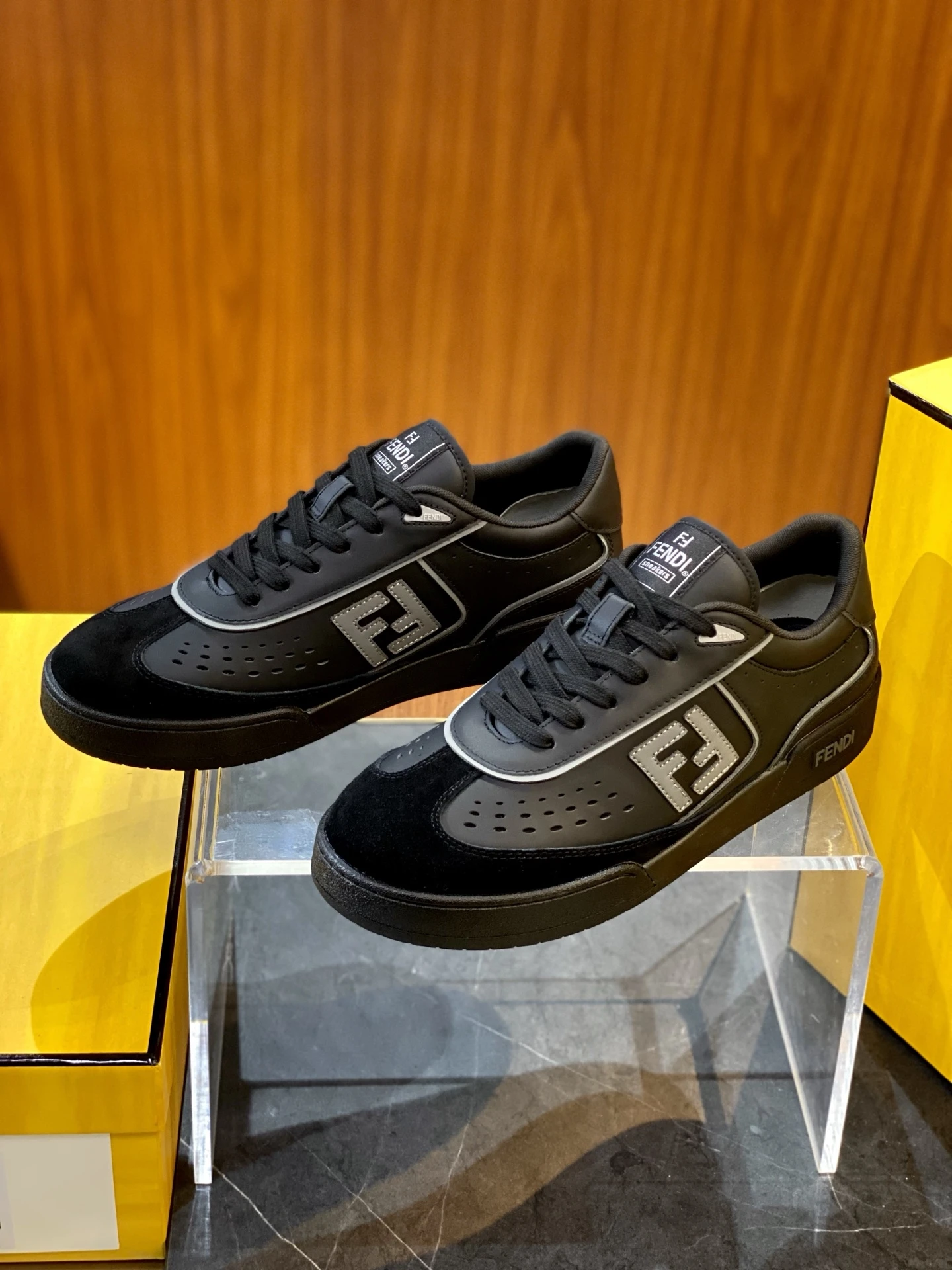 Fendi Sneakers — 71934e28