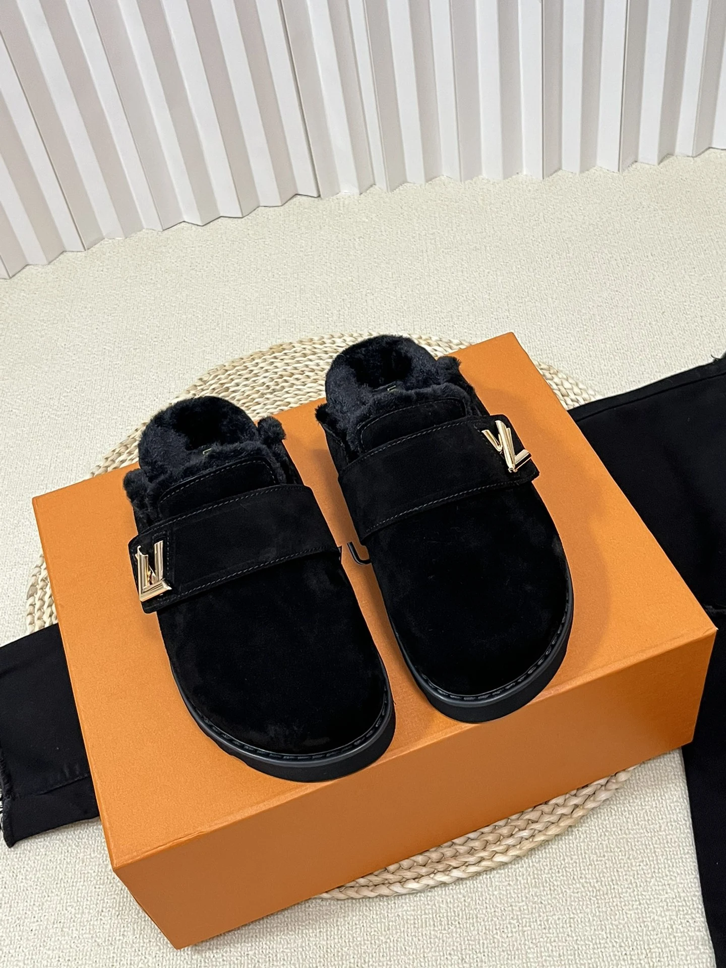 Louis Vuitton Slippers — 5b68a366