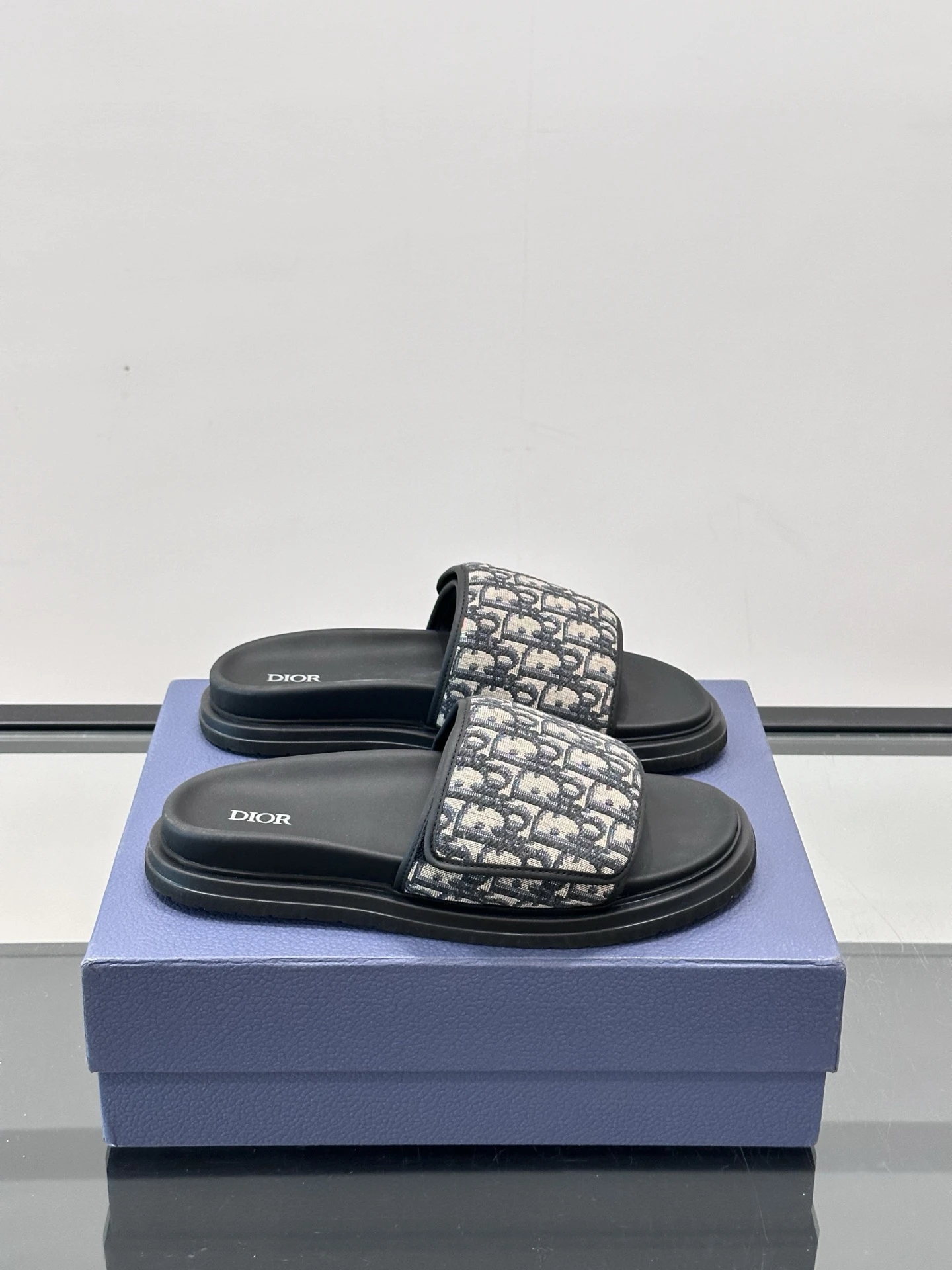 Slippers & Slides