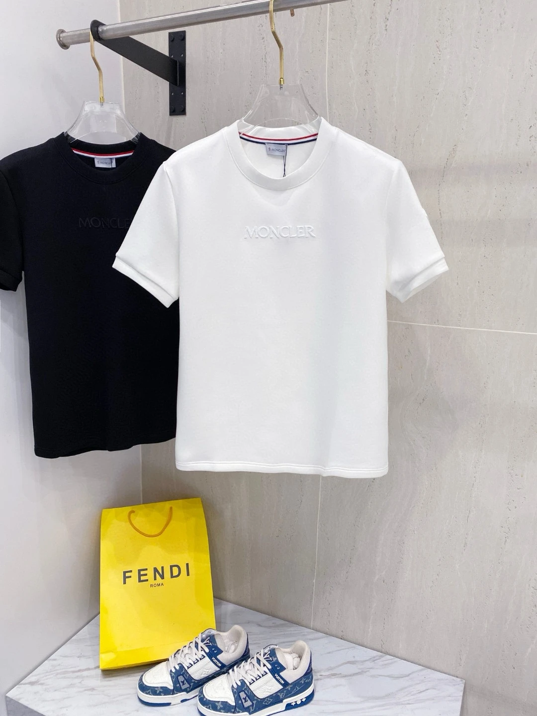 Moncler T-Shirt — 08a7e514