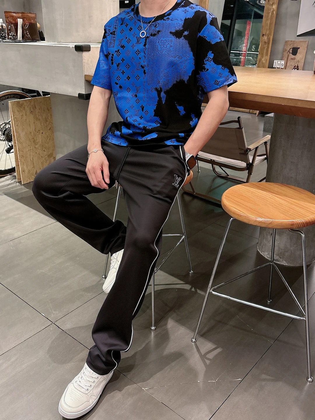 Louis Vuitton T-Shirt — 60970047