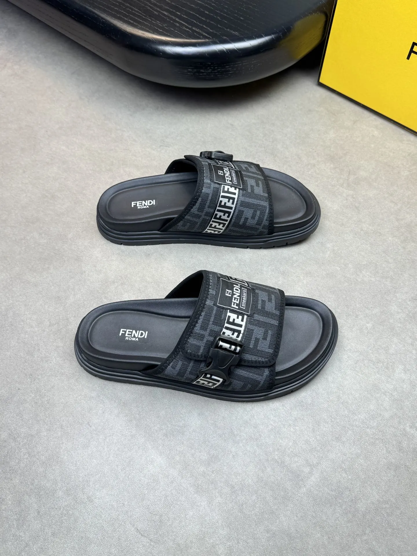 Fendi Sneakers — ccda0085