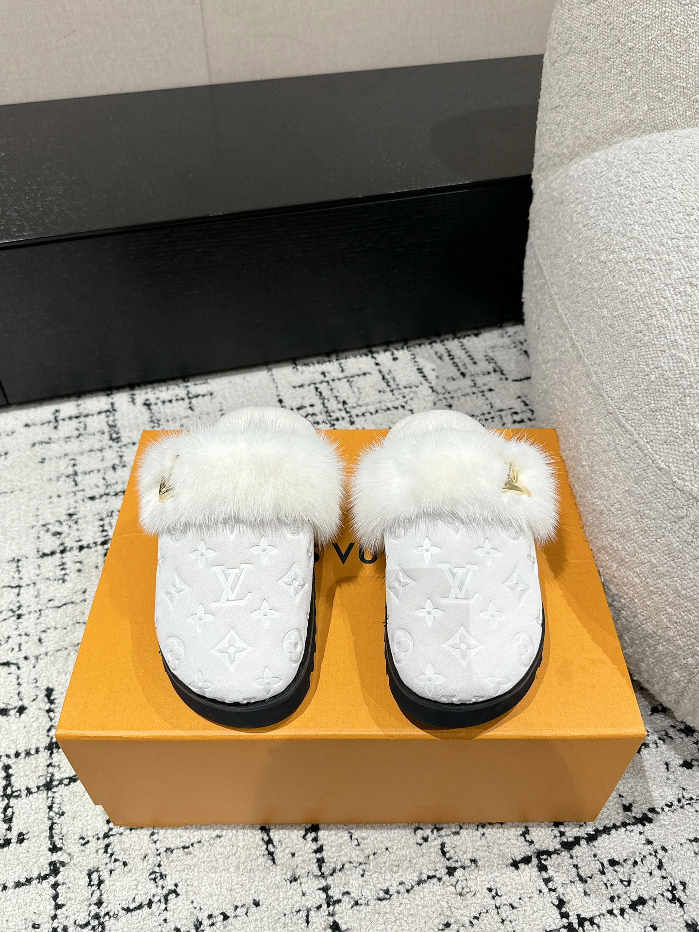 Louis Vuitton Slippers — a4974600