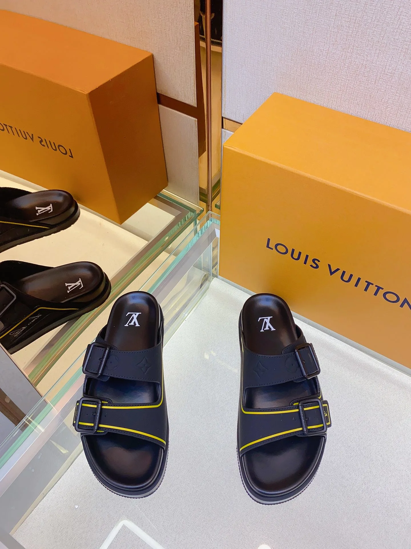 Louis Vuitton Slippers — 9379ca6e