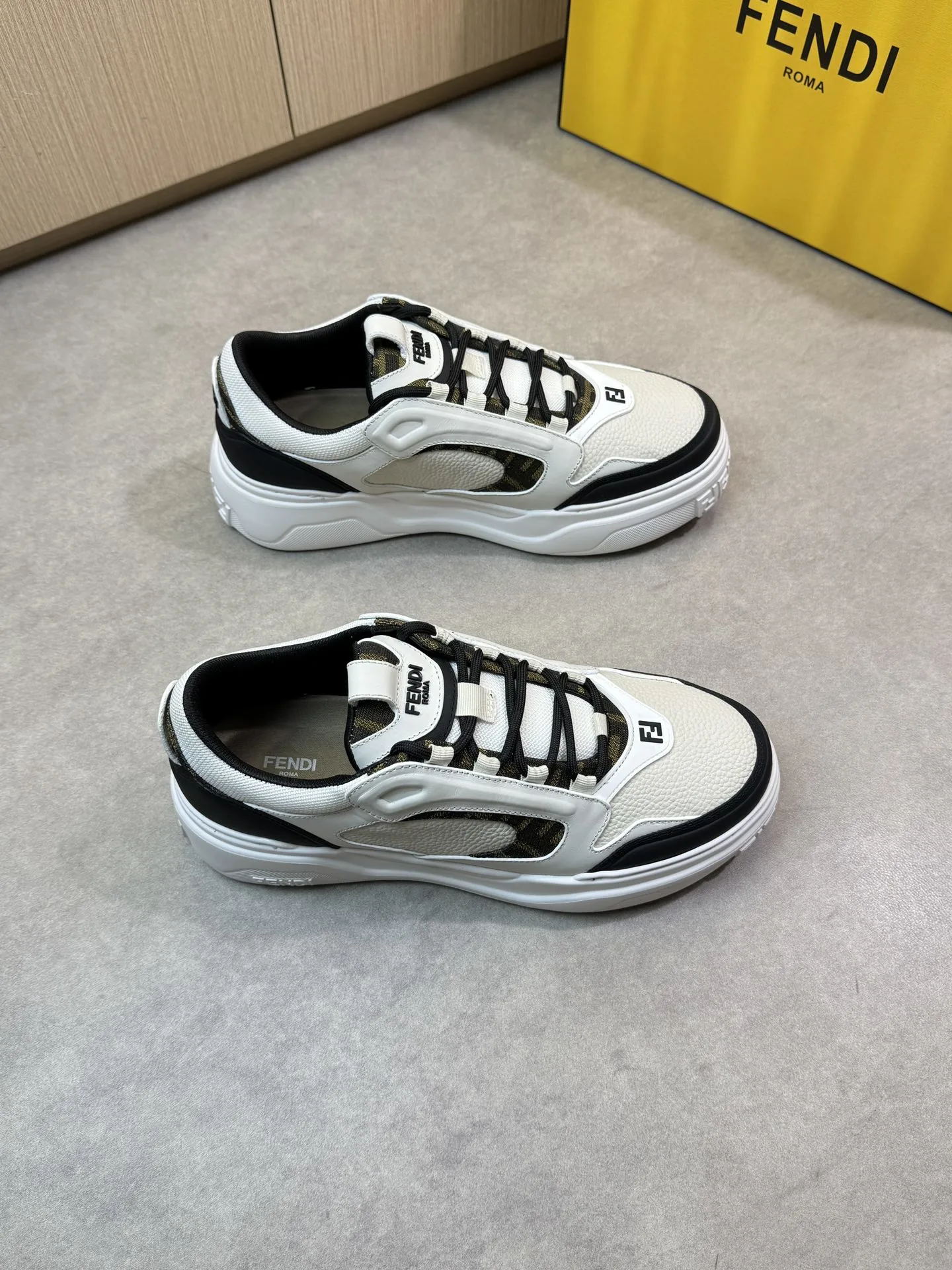 Fendi Sneakers — 60f9ed73