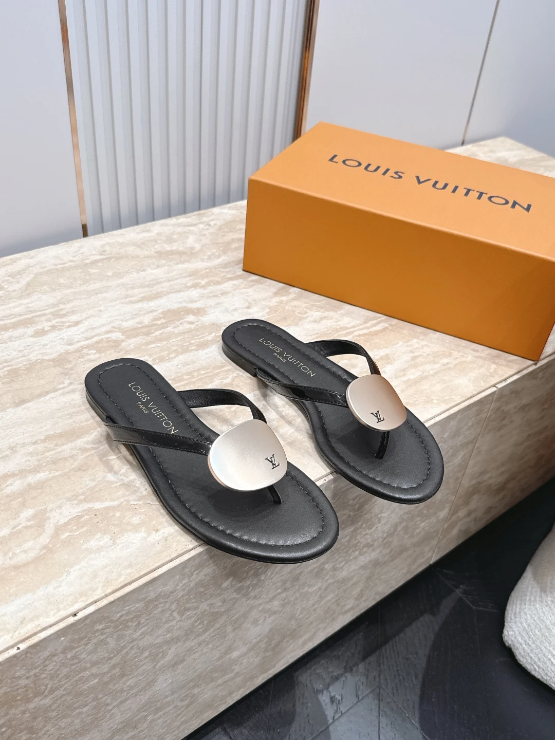 Louis Vuitton Slippers — 6b51901e