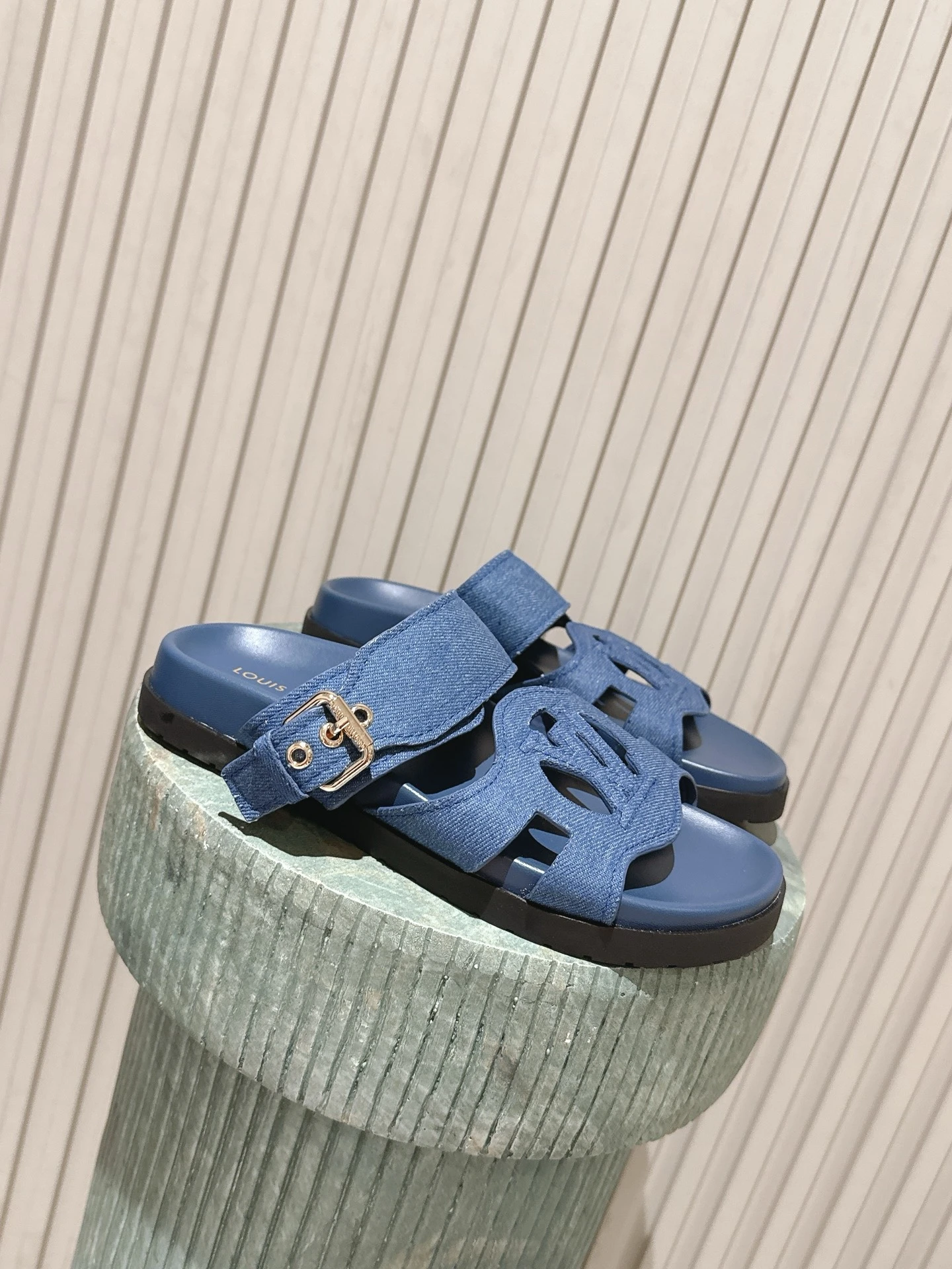 Louis Vuitton Slippers — dc370a02