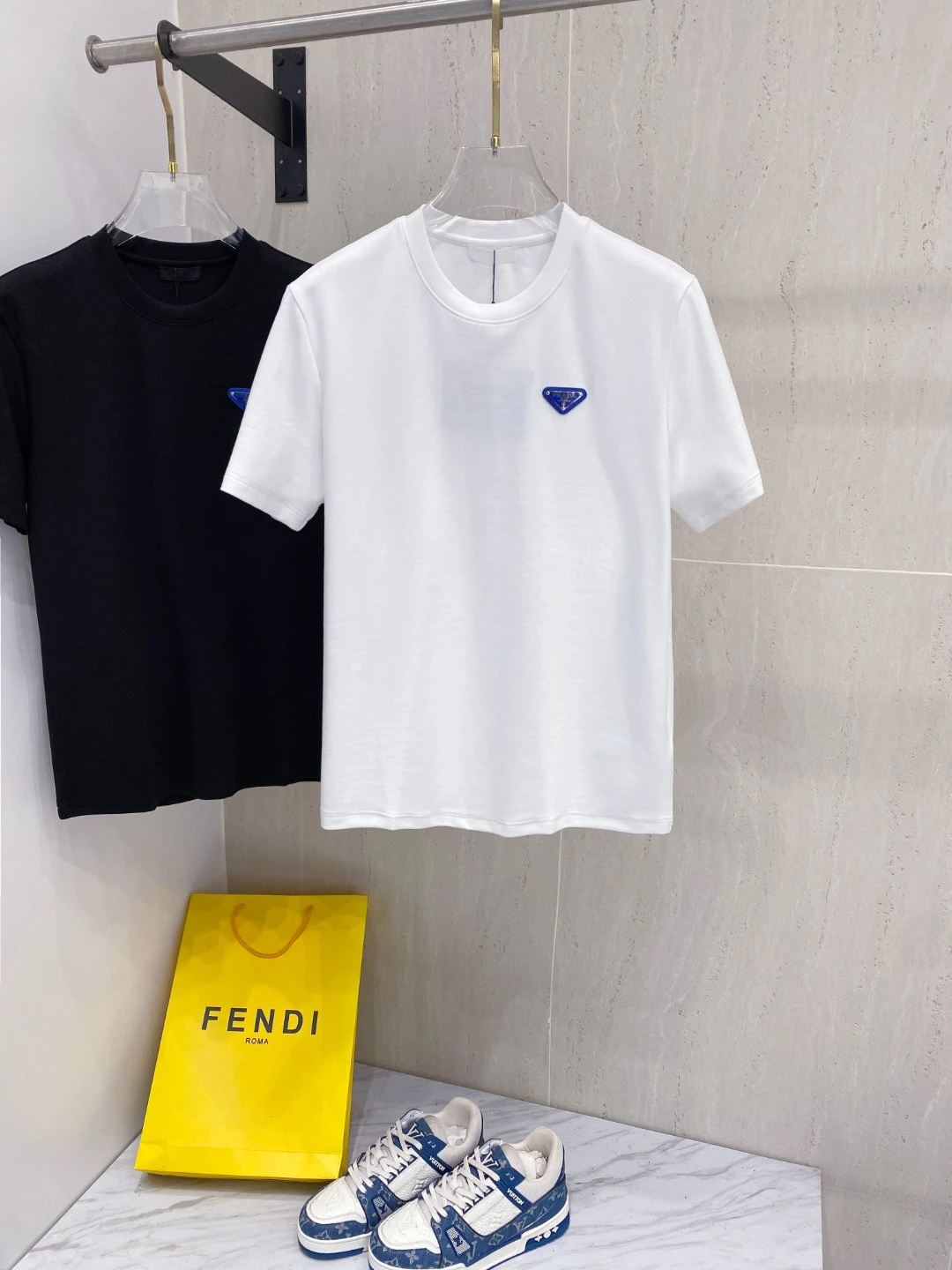 Prada T-Shirt — 9dc9b19f