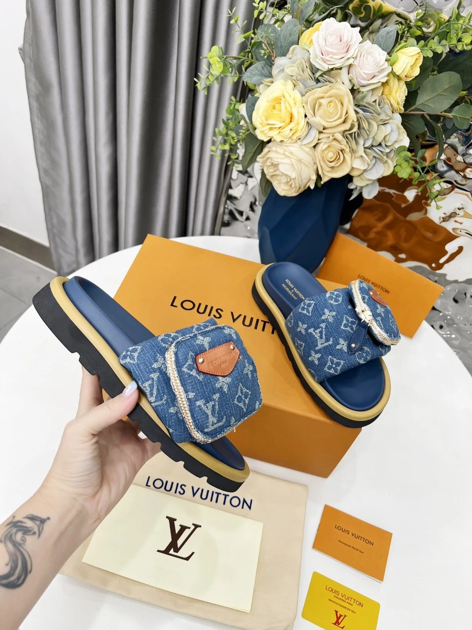 Louis Vuitton Slippers — e0419135