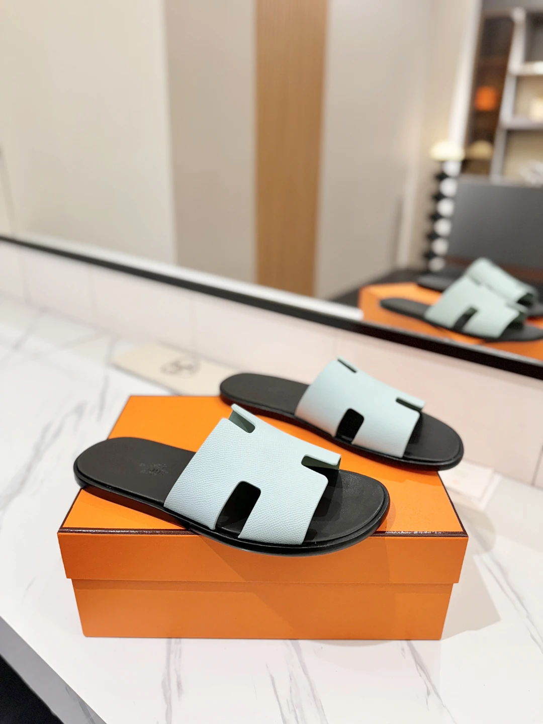 Hermès Slippers — d778f9b1