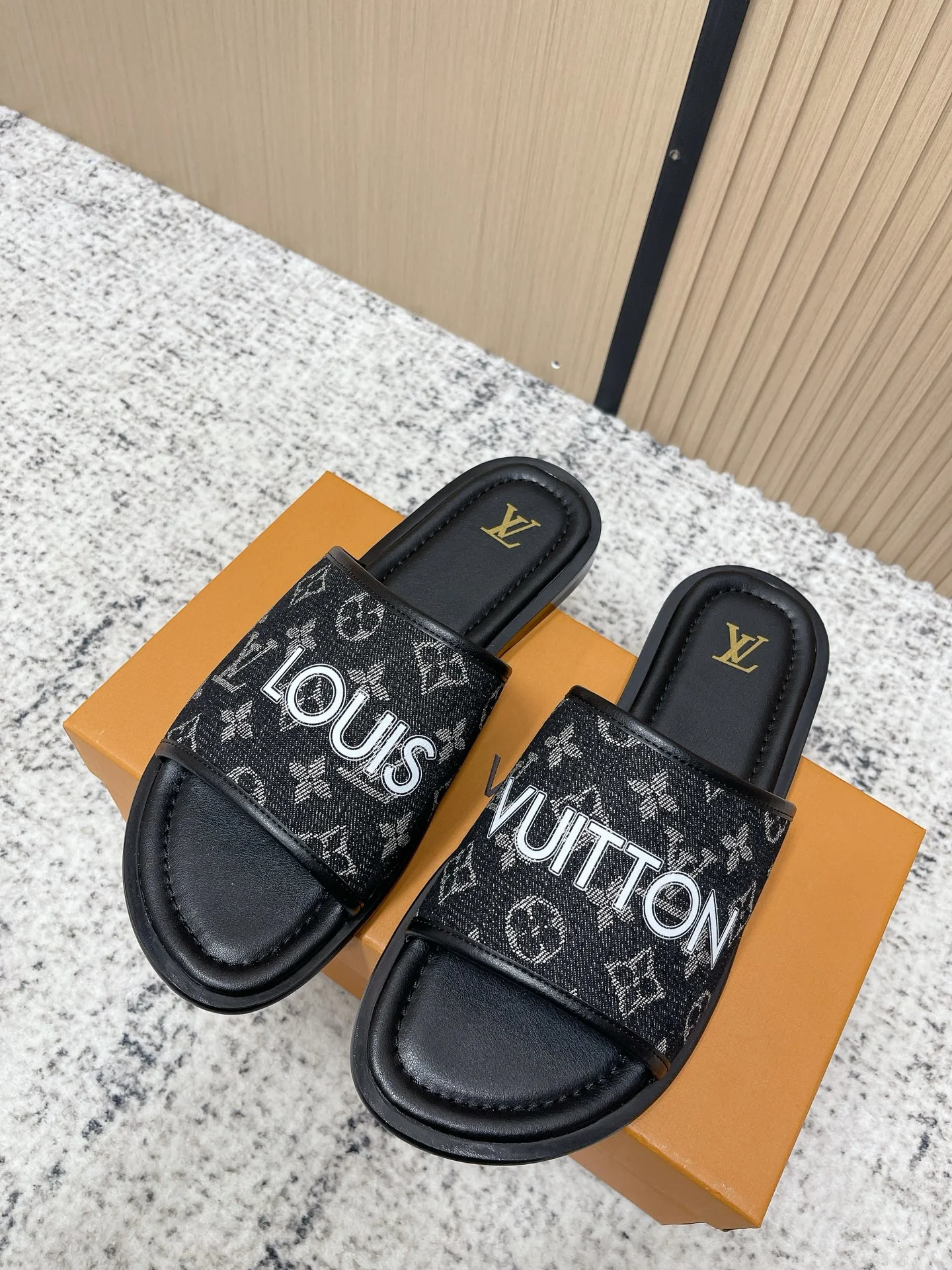 Louis Vuitton Slippers — 112fac2d