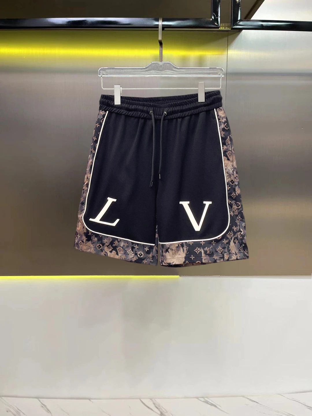 Louis Vuitton Shorts — 013ac39e