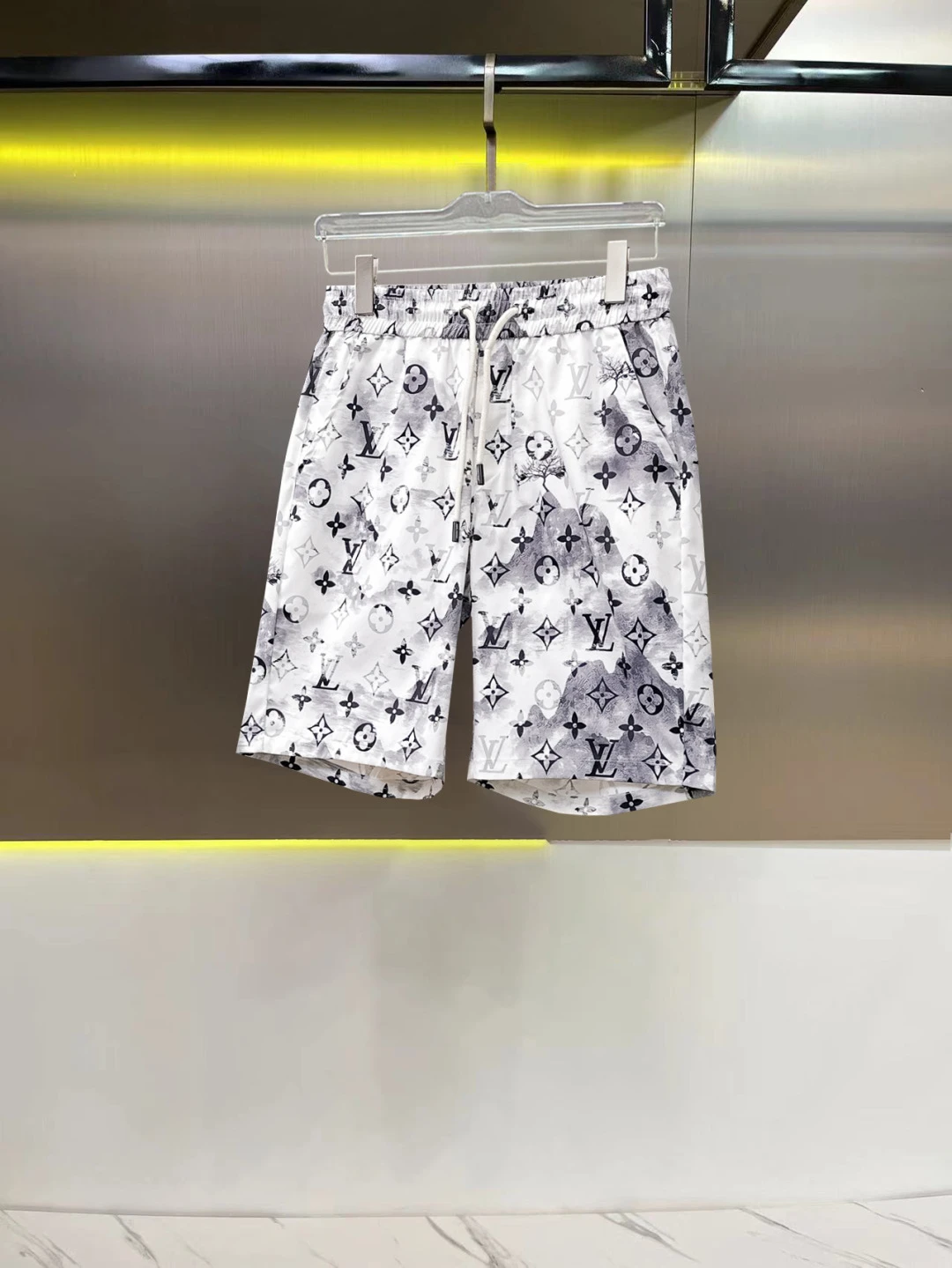 Louis Vuitton Shorts — cb906674