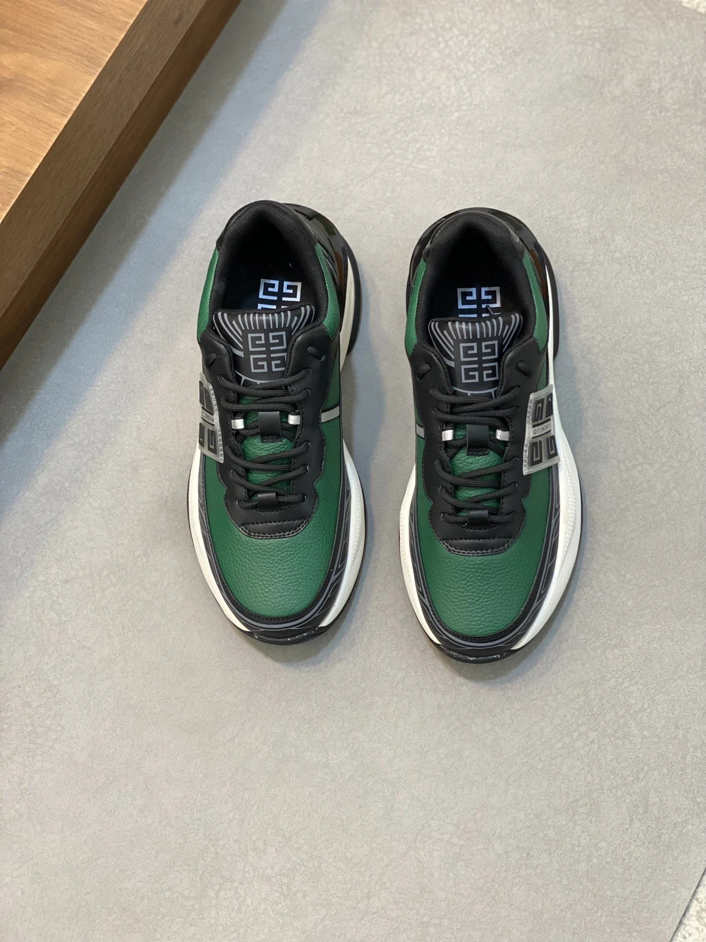 Givenchy Sneakers — b51d658f