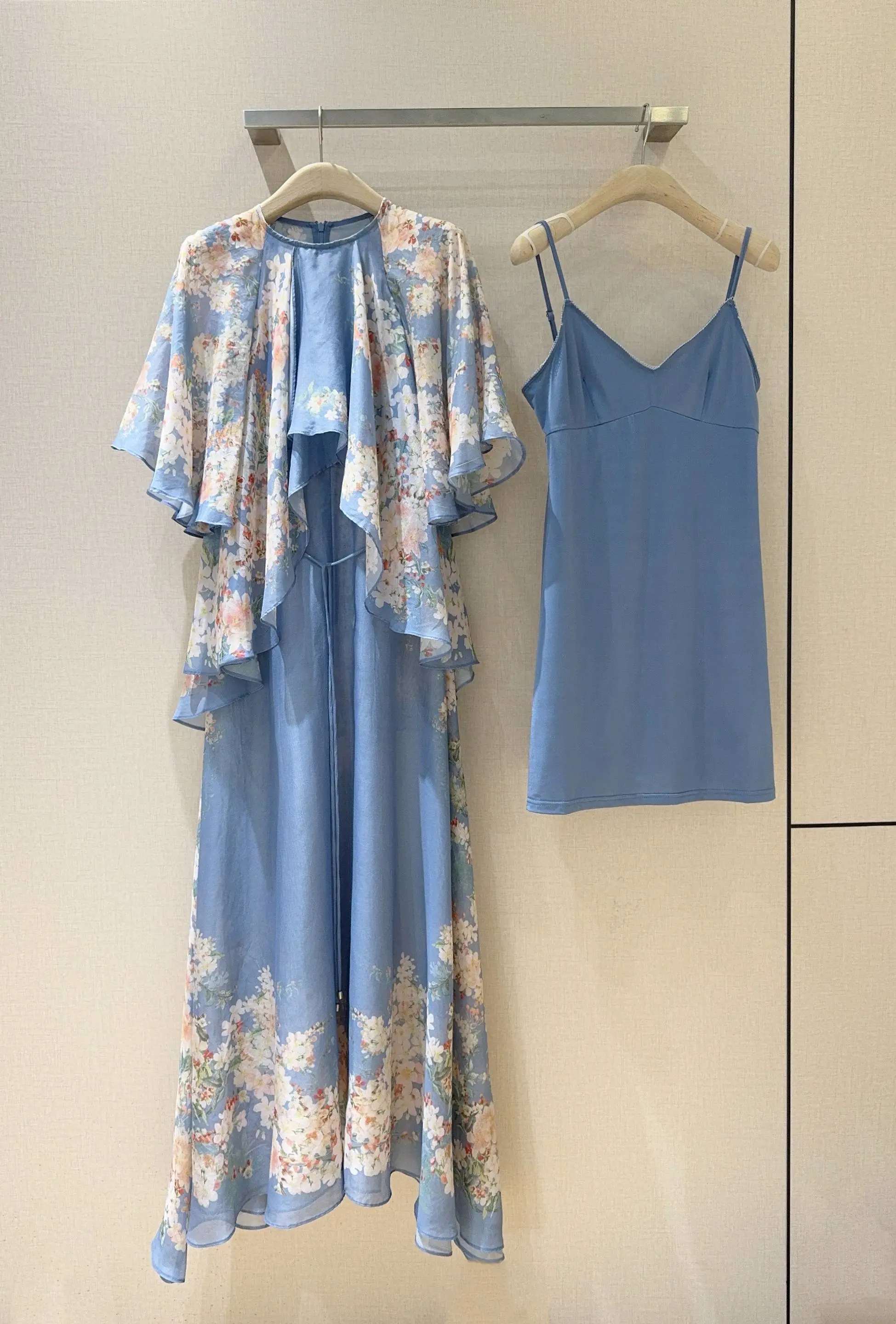 Dresses — 49aeb597
